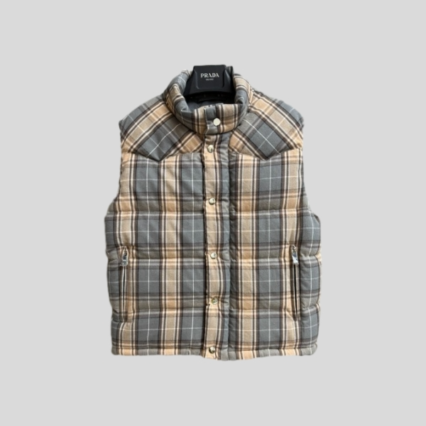 프라다 플레이드 다운 베스트