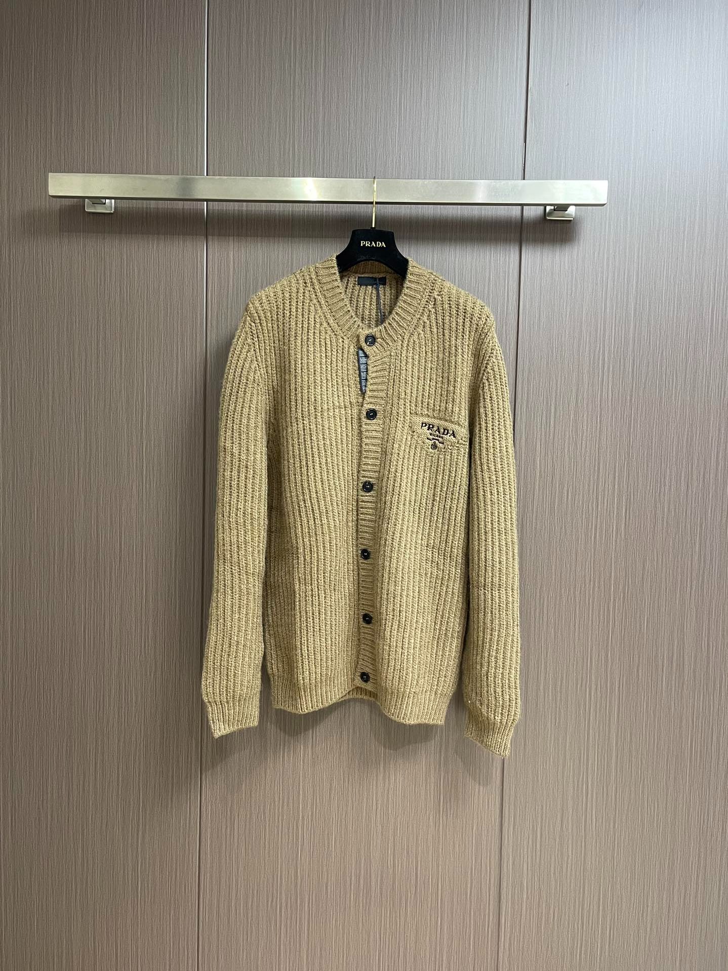 프*다 가 신상 털가디건 스웨터