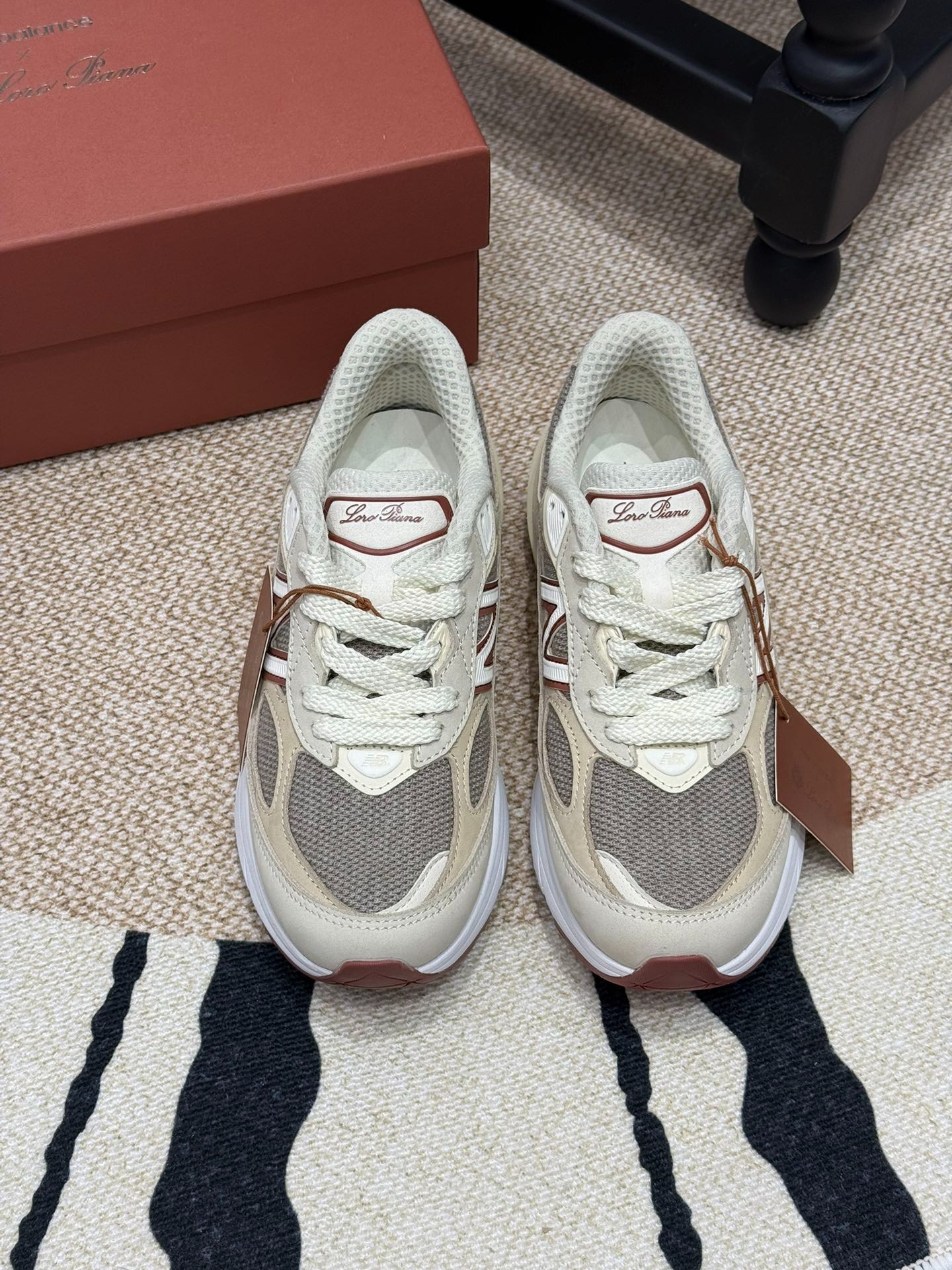 로*피아나 x 뉴*란스 콜라보 스니커즈