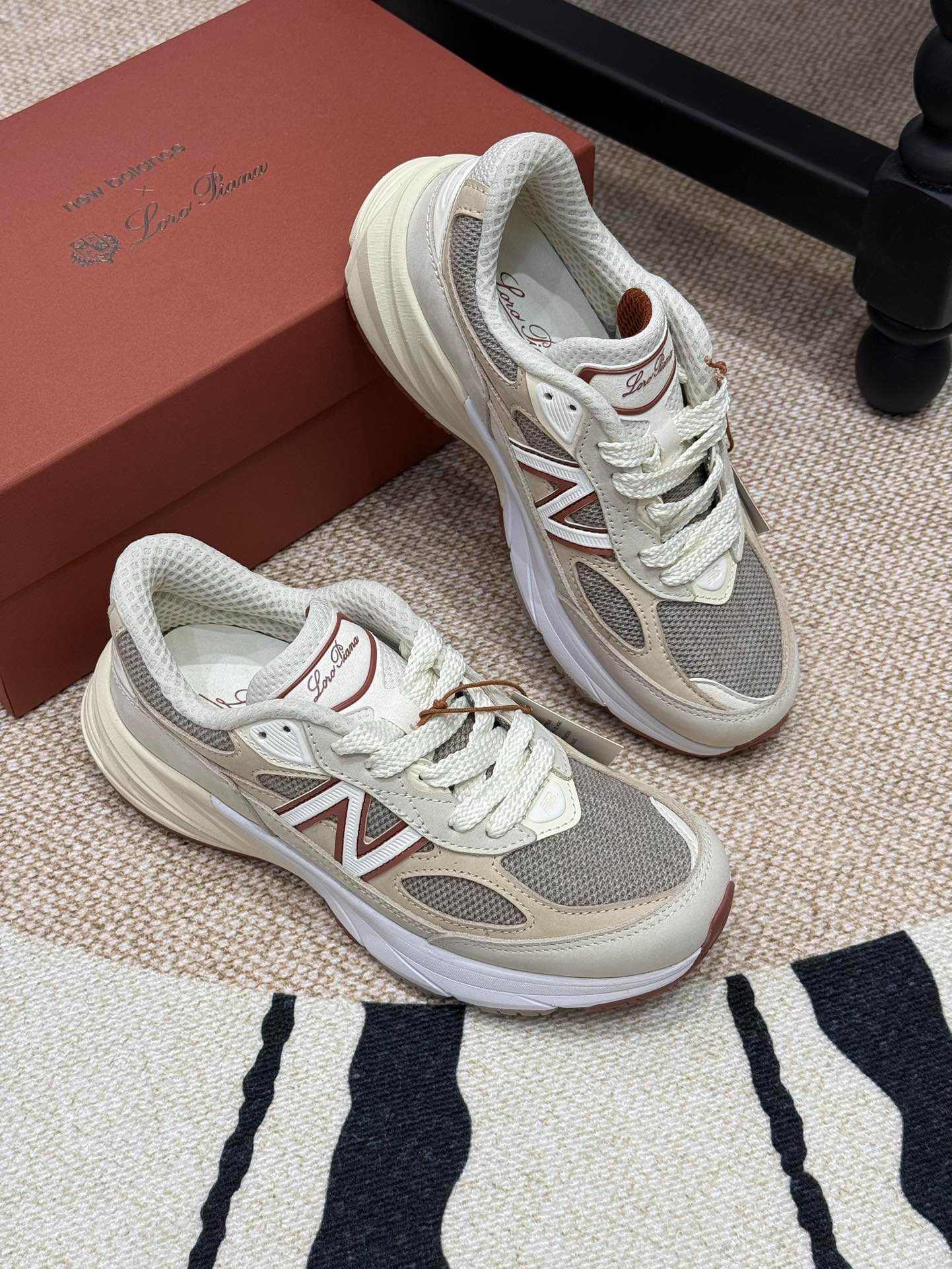 로*피아나 x 뉴*란스 콜라보 스니커즈