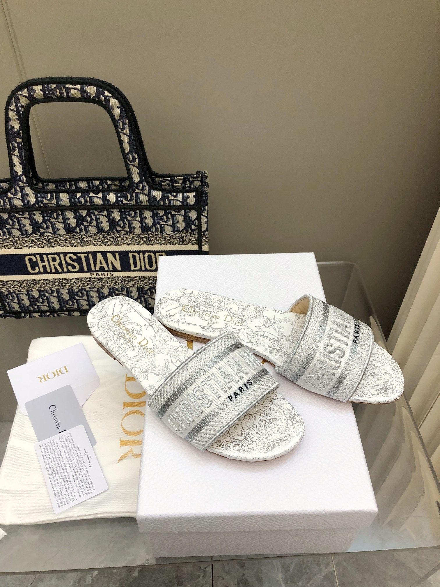 디* 25 봄여름 신상 올오버 자수 슬리퍼