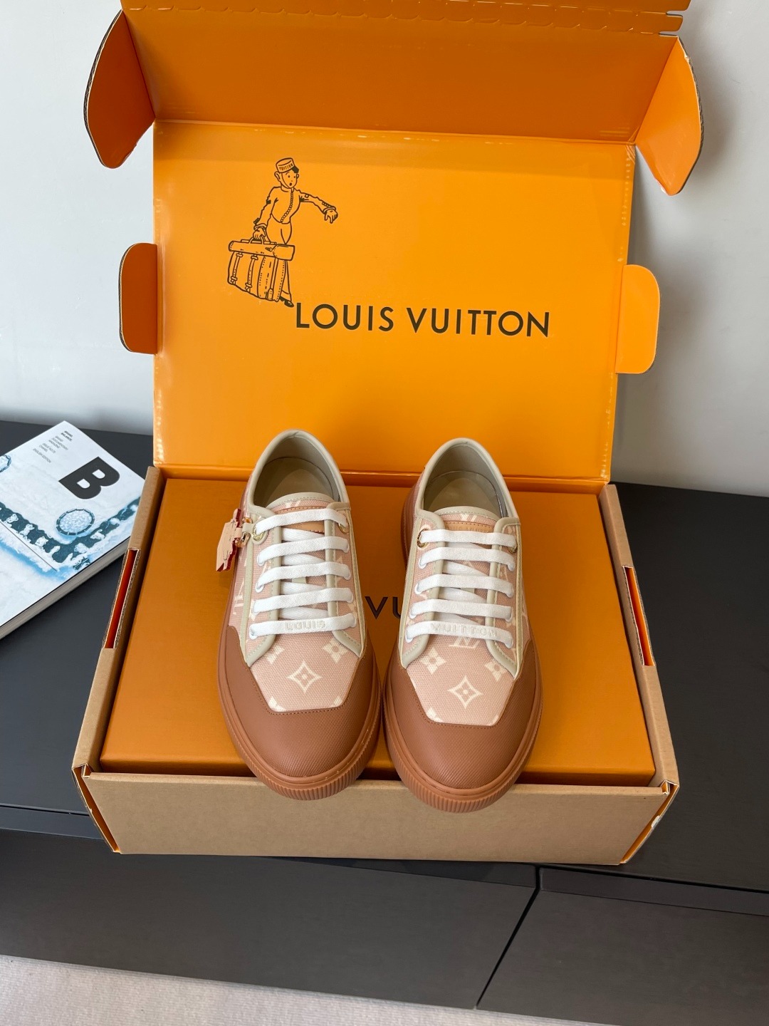 루*비통 신상 베이지 스니커즈