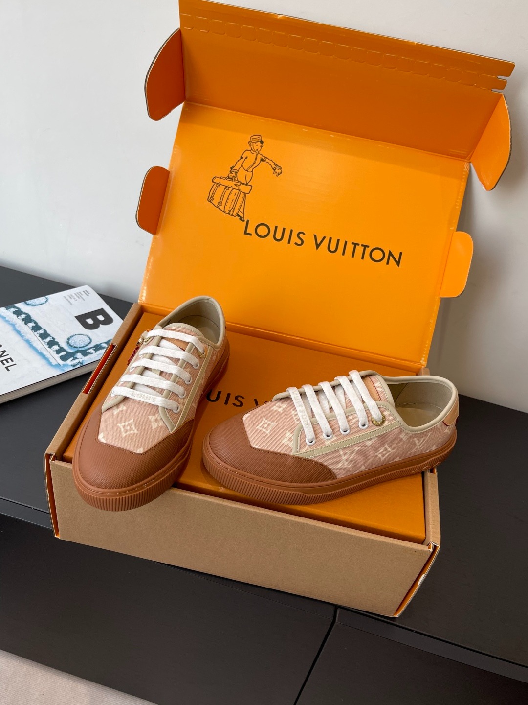 루*비통 신상 베이지 스니커즈