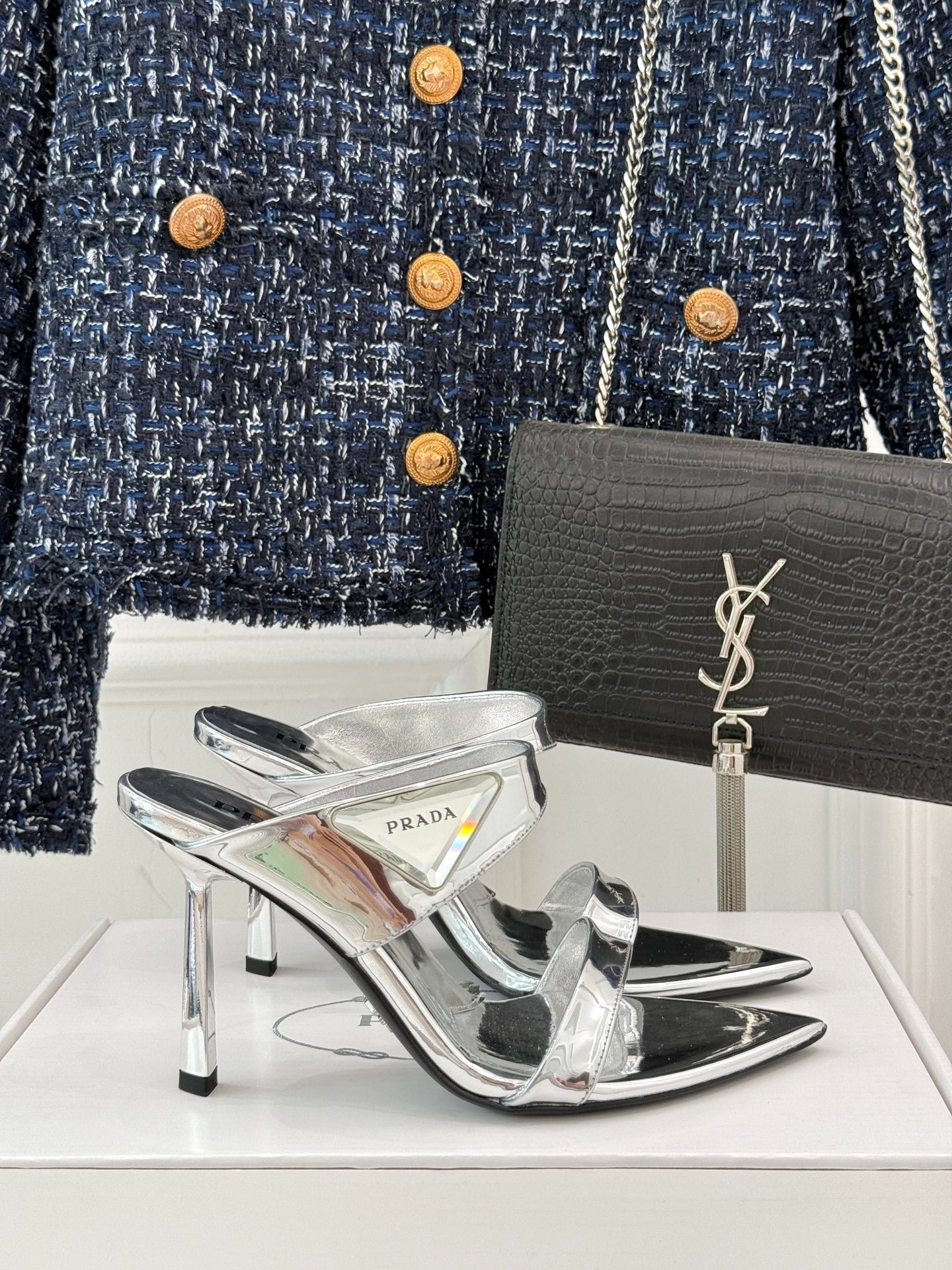 프*다 25WF 신상 삼각 버클 스틸레토 샌들