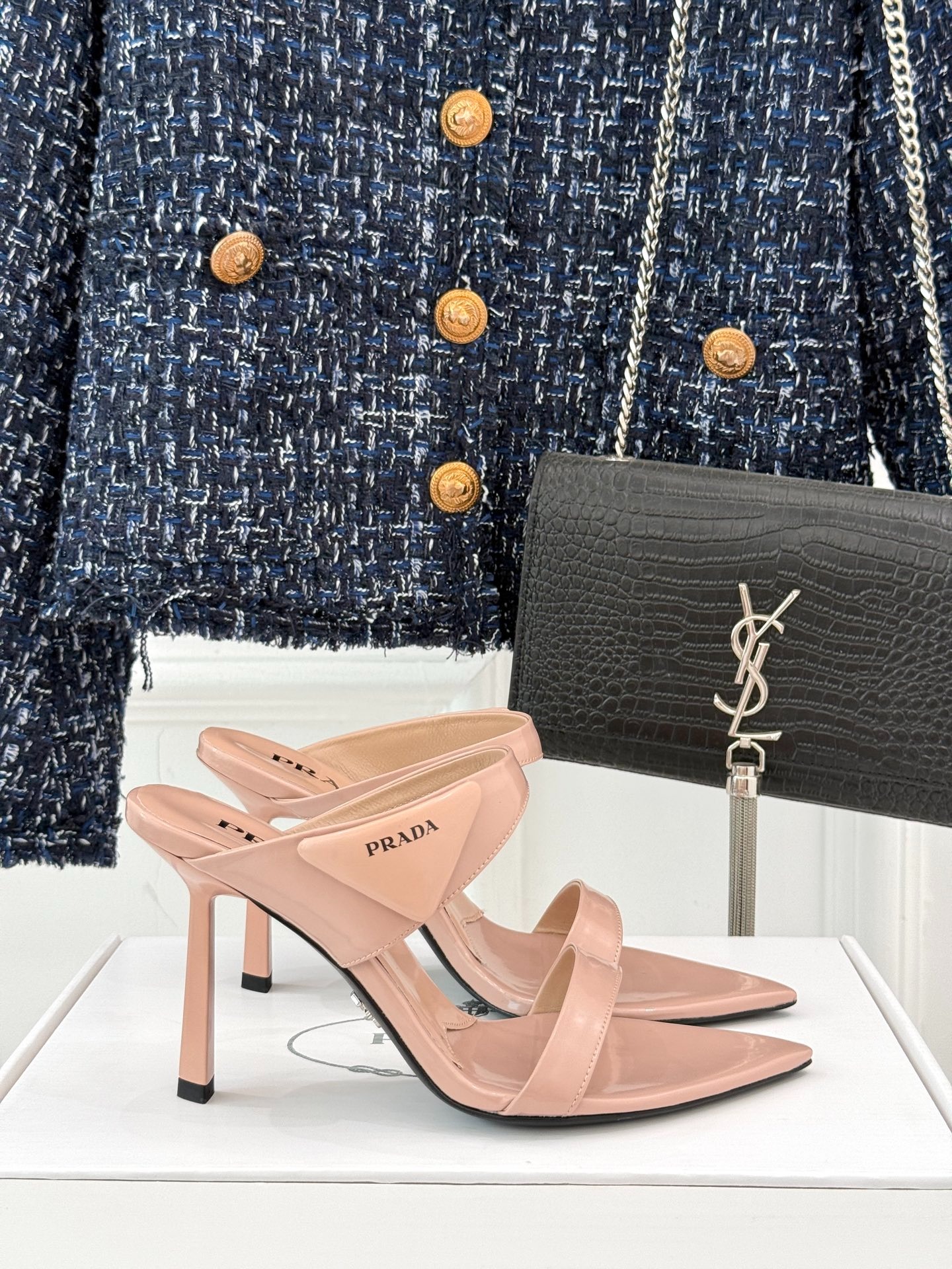 프*다 25WF 신상 삼각 버클 스틸레토 샌들