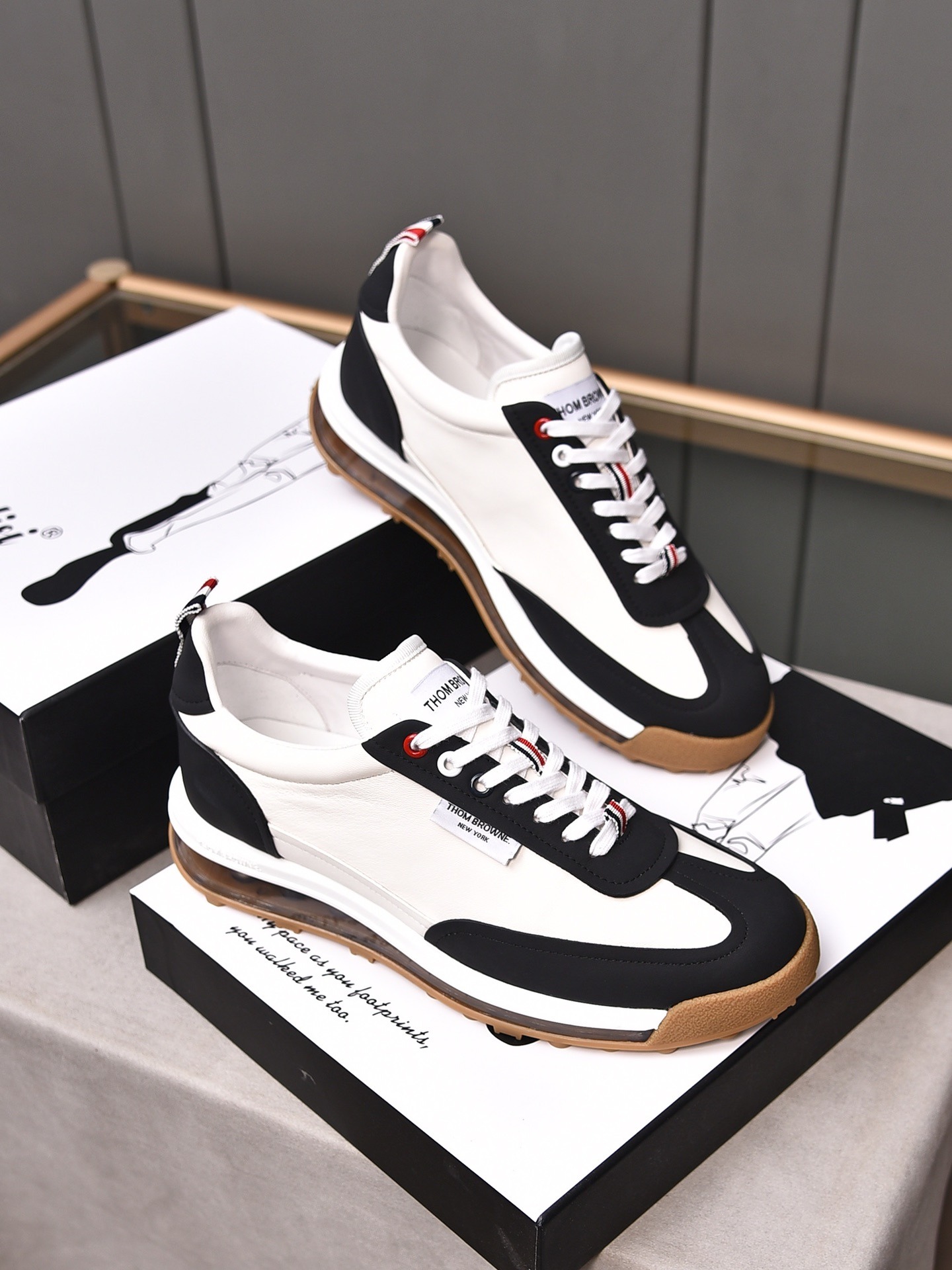 톰*라운 테크 러너 클리어솔 스니커즈