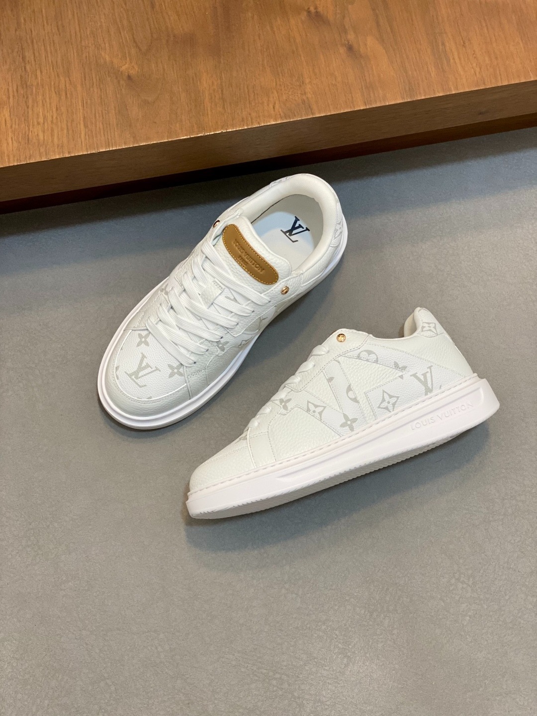 루*비통 신상 스니커즈