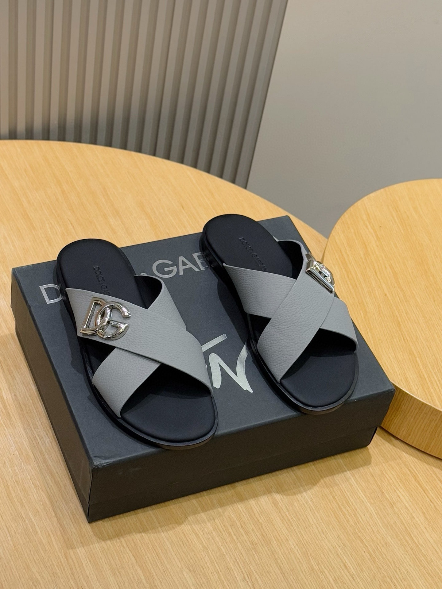 돌*앤가바나 송아지 가죽 남성 슬리퍼