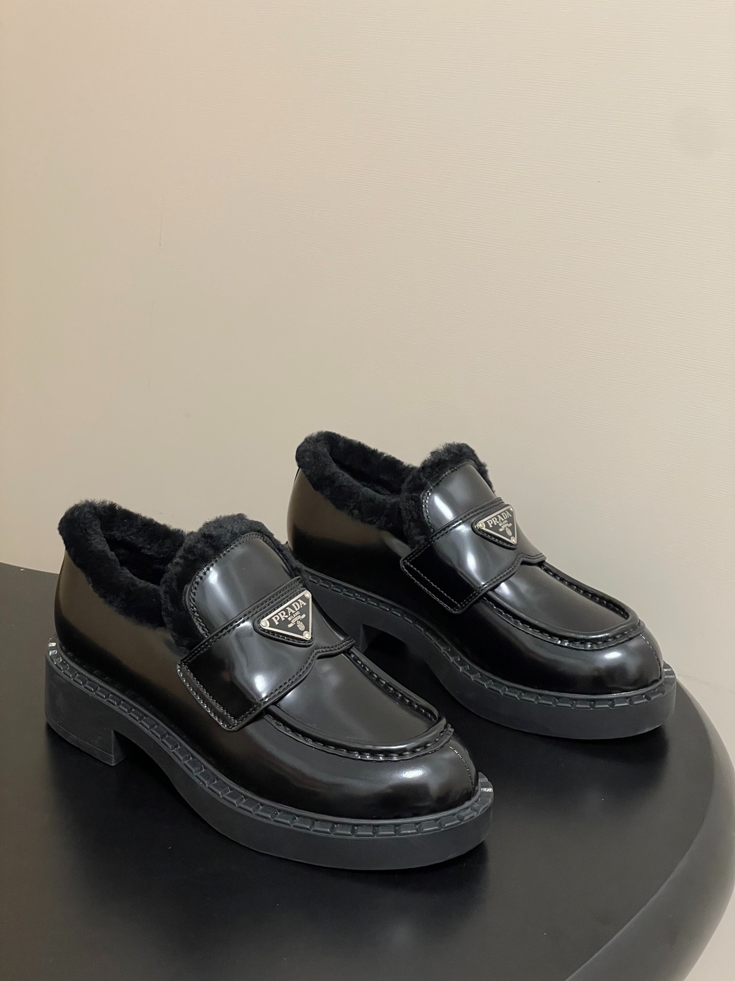 프*다 25Fw 신상 통굽 양털 로퍼