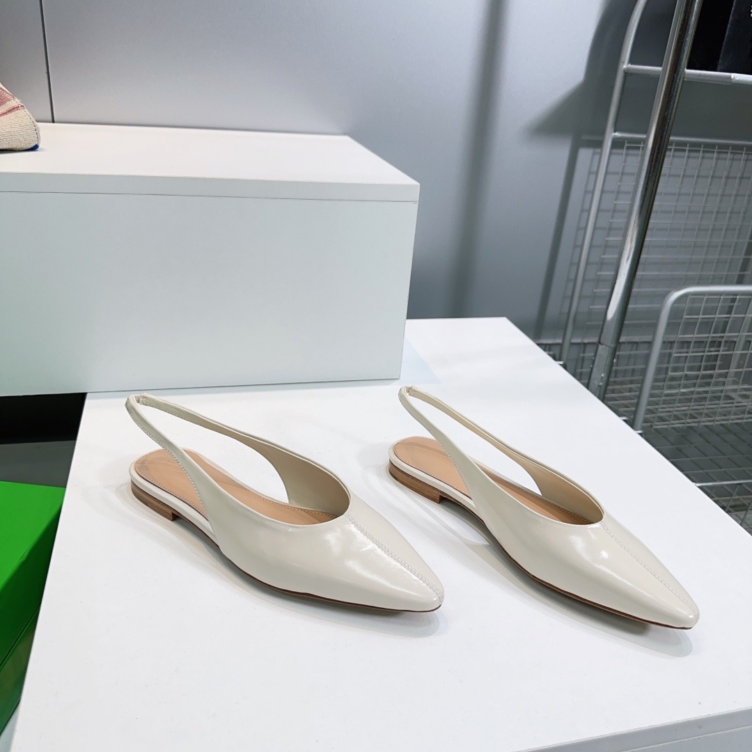 보*가베네타 25 봄여름 신상빈티지 플랫 샌들