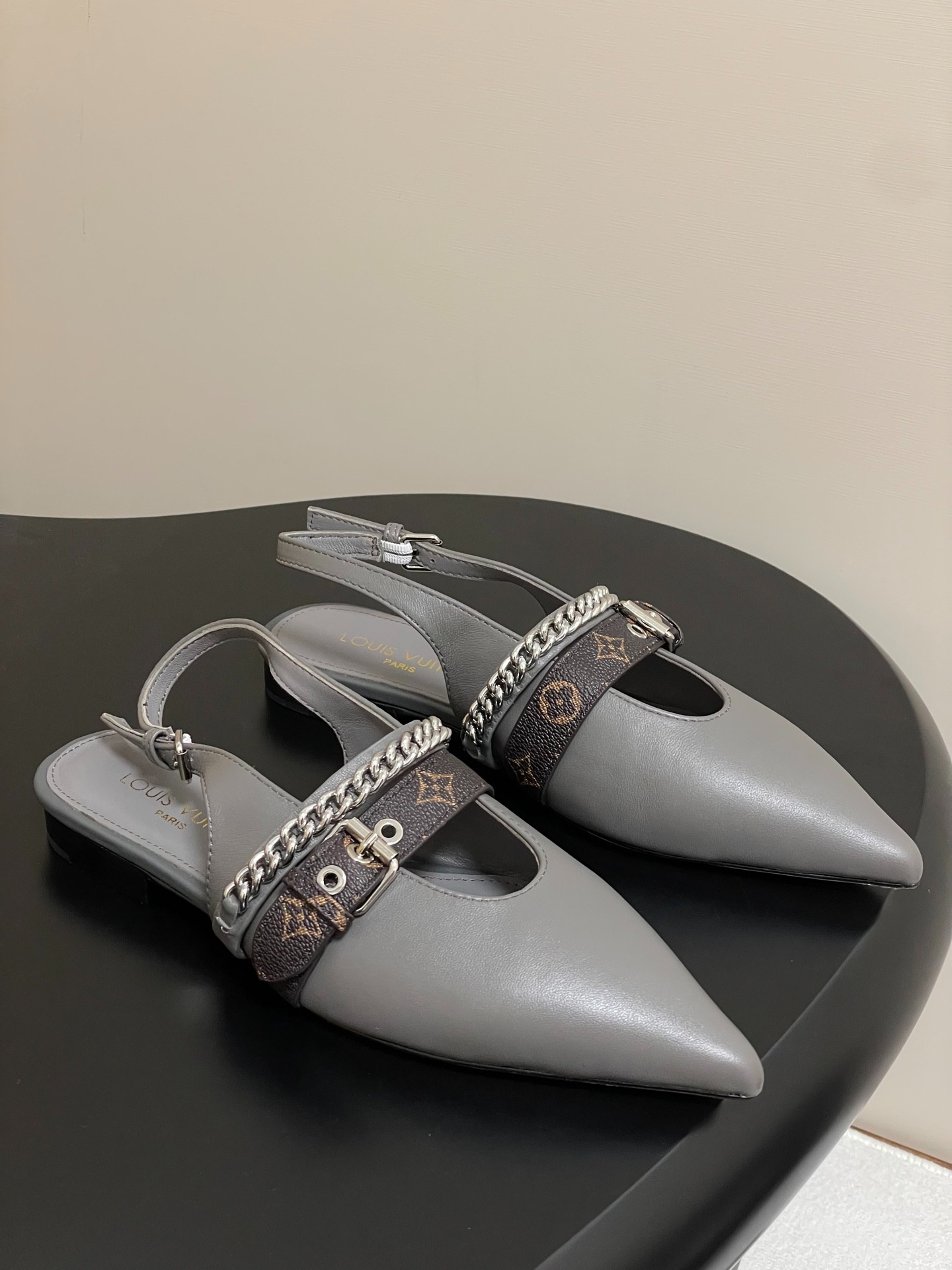 루*비통 25 신상 체인백 플랫슈즈 스틸레토힐 샌들