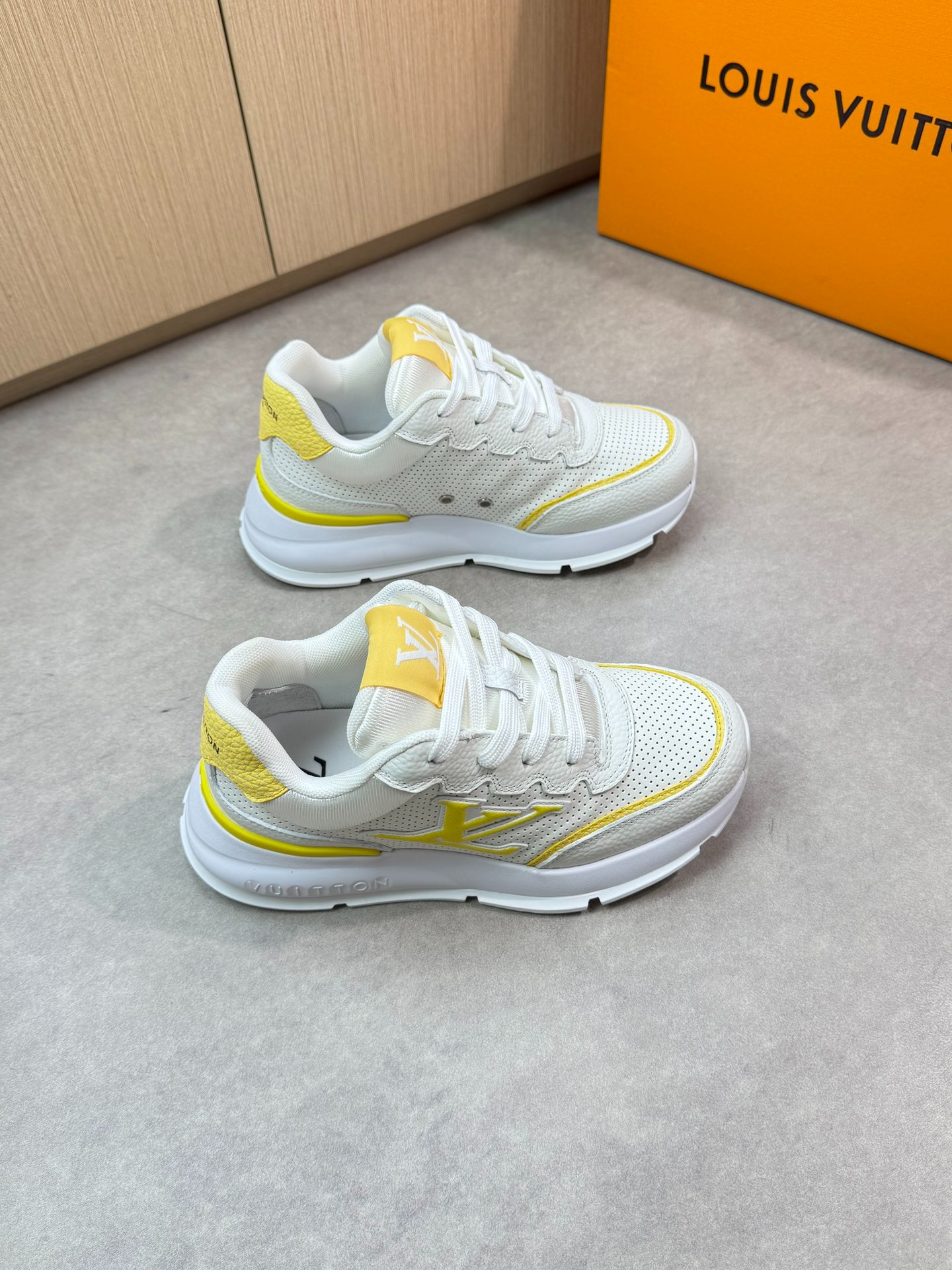 루*비통 클래식 스니커즈