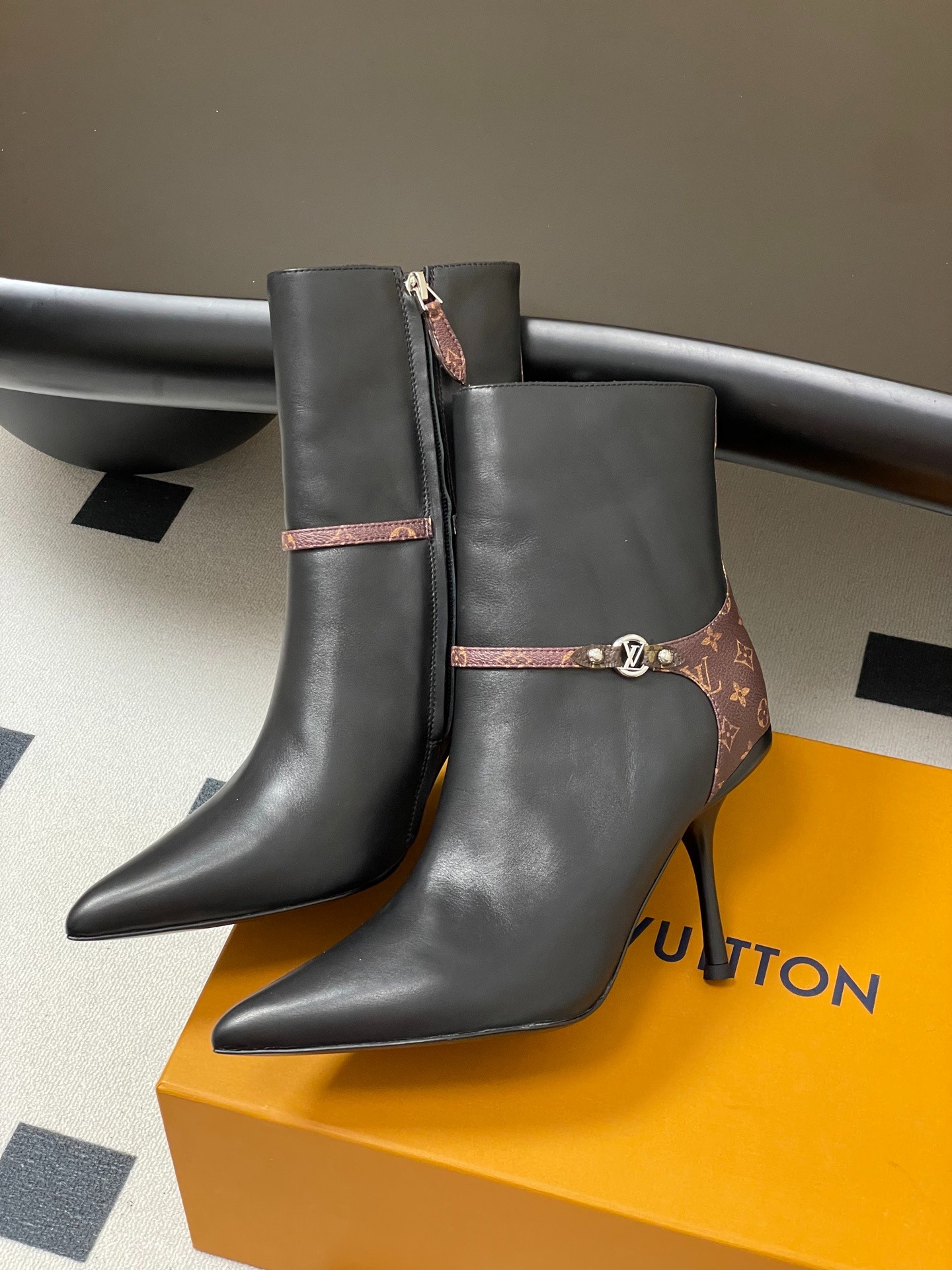 루*비통 신상 스틸레토 스트랩 앵클부츠