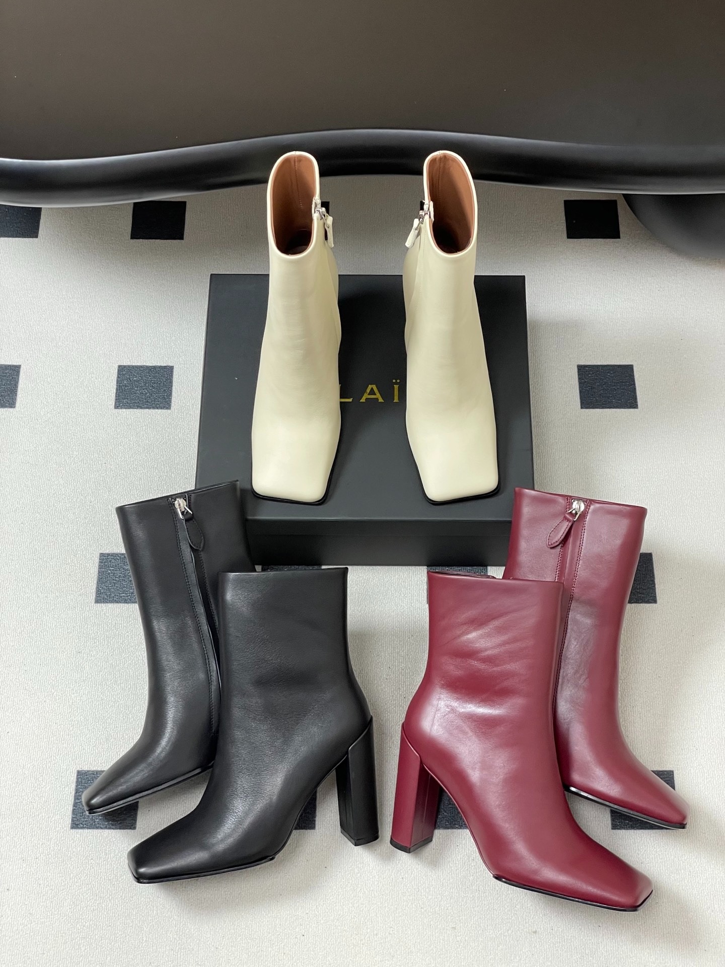 알*이아 미니멀 스퀘어 앵클부츠