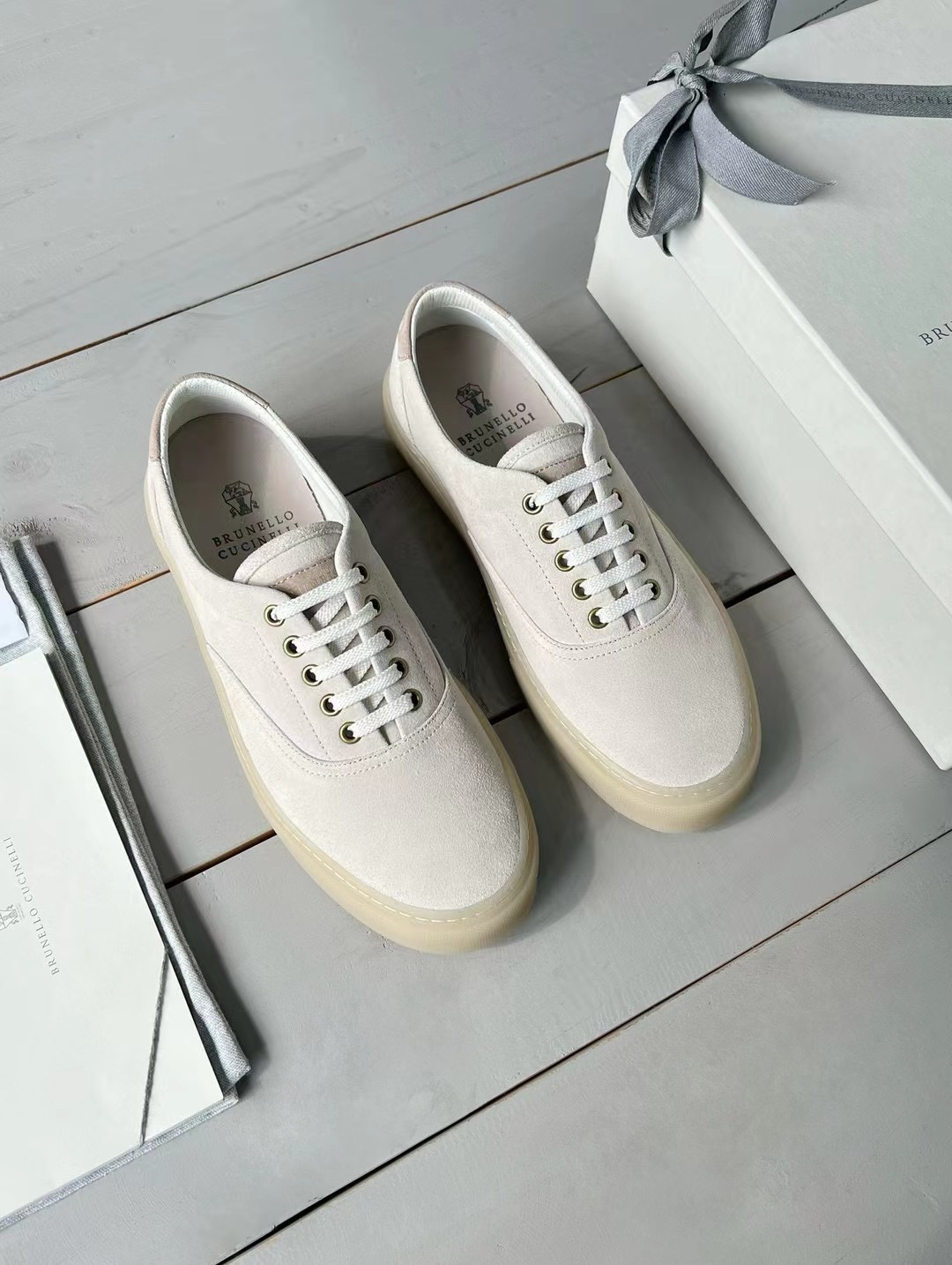 브*넬로 레더 로우탑 남성 스니커즈