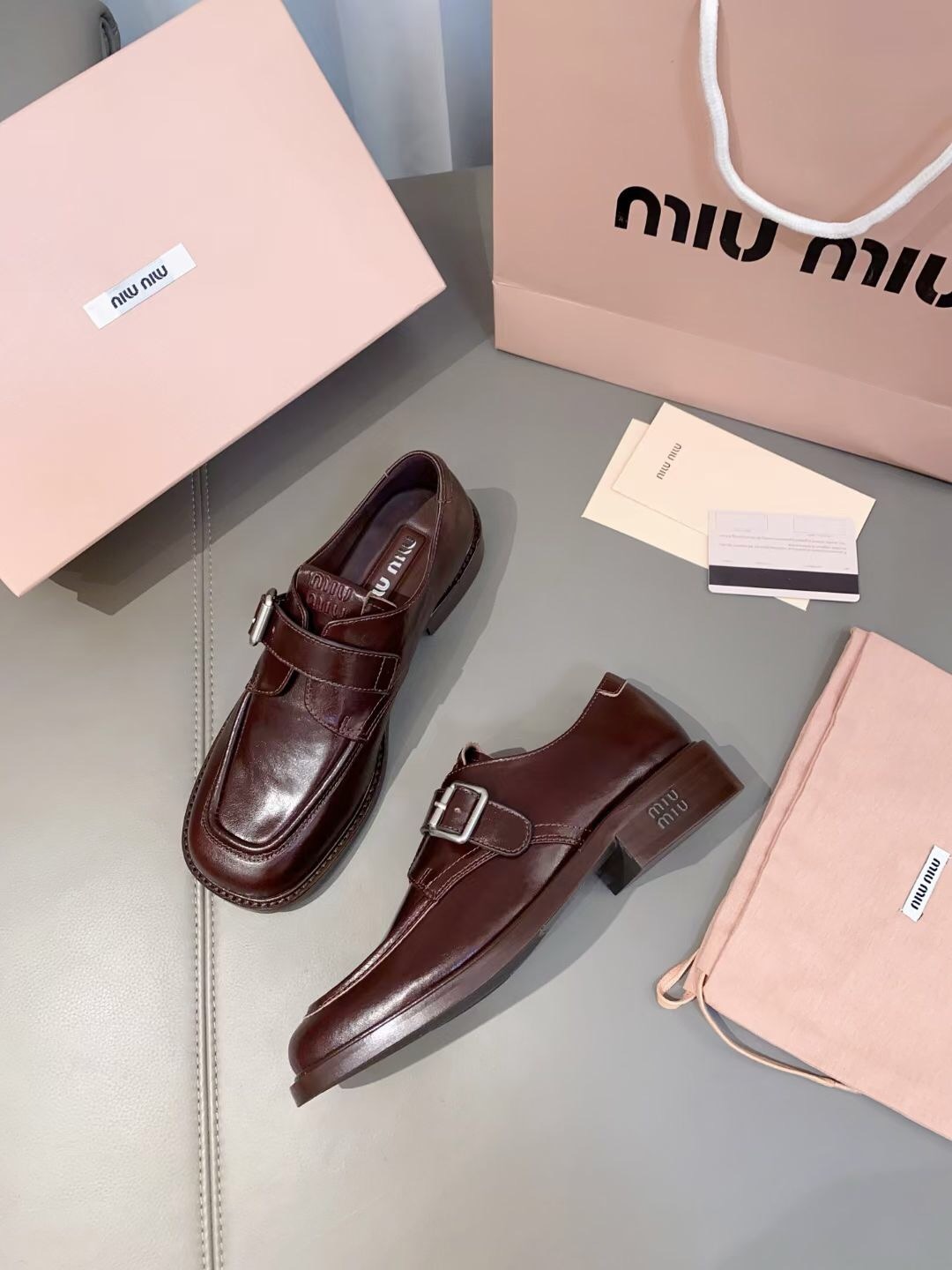 미*미* 25ss 봄여름 버클 가죽 스니커즈