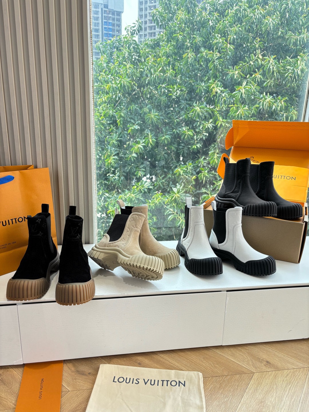 루*비통 Archlight 클래식 플라워 통굽 부츠