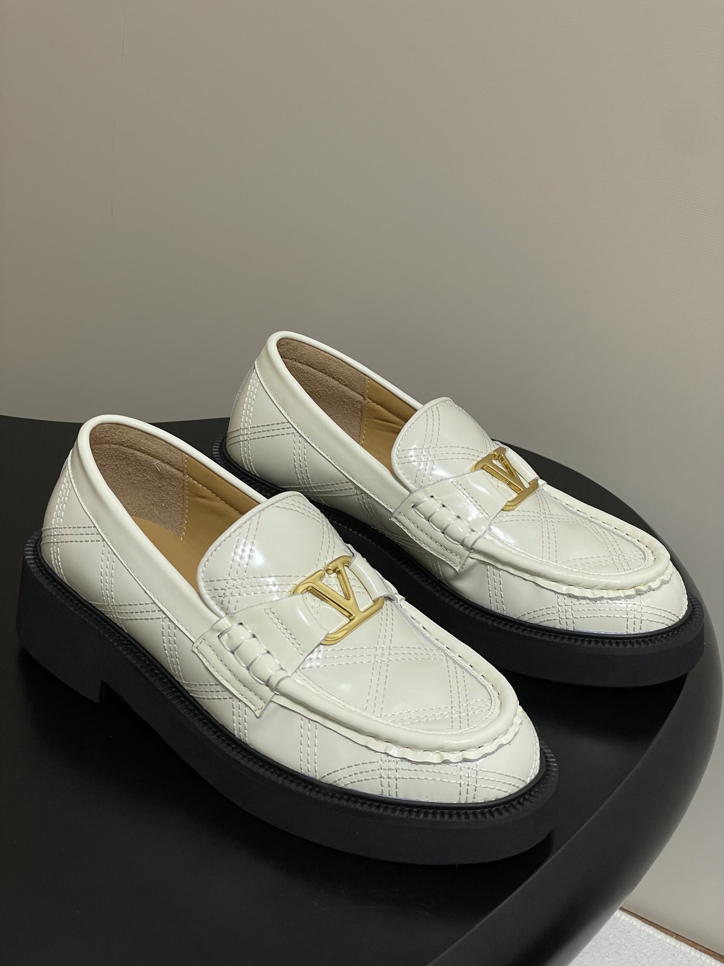 발*티노 25 F/W 신상 메탈V버클 로퍼