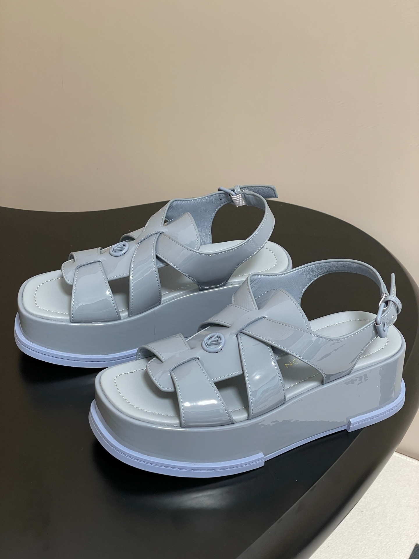 루*비통 25Ss 봄여름 신상 MAYA FLATFORM 샌들