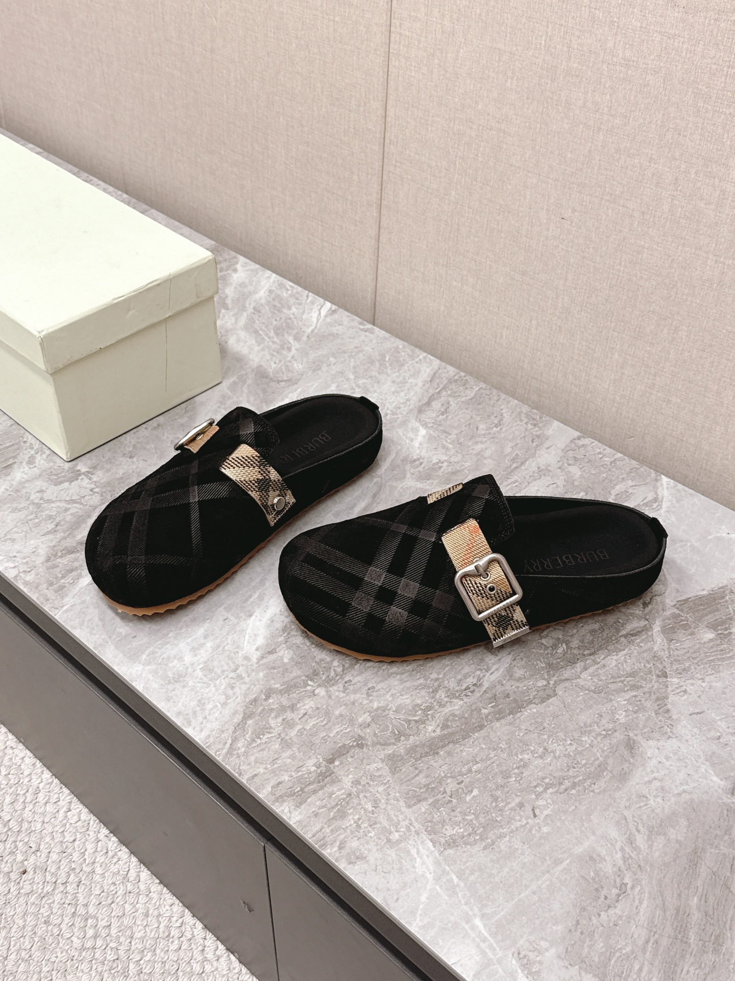 버*리 25 신상 커플 버켄 스니커즈