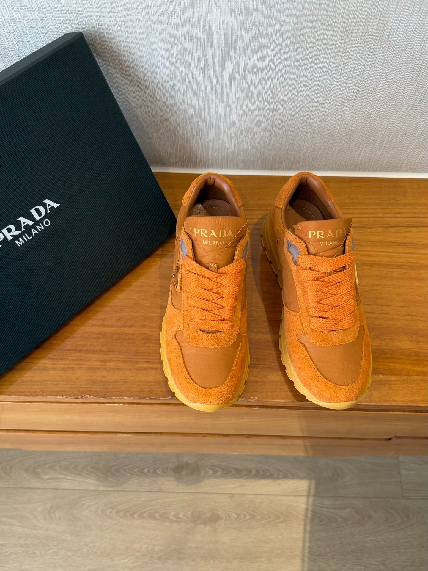 프*다  봄여름 삼각 로고 스니커즈