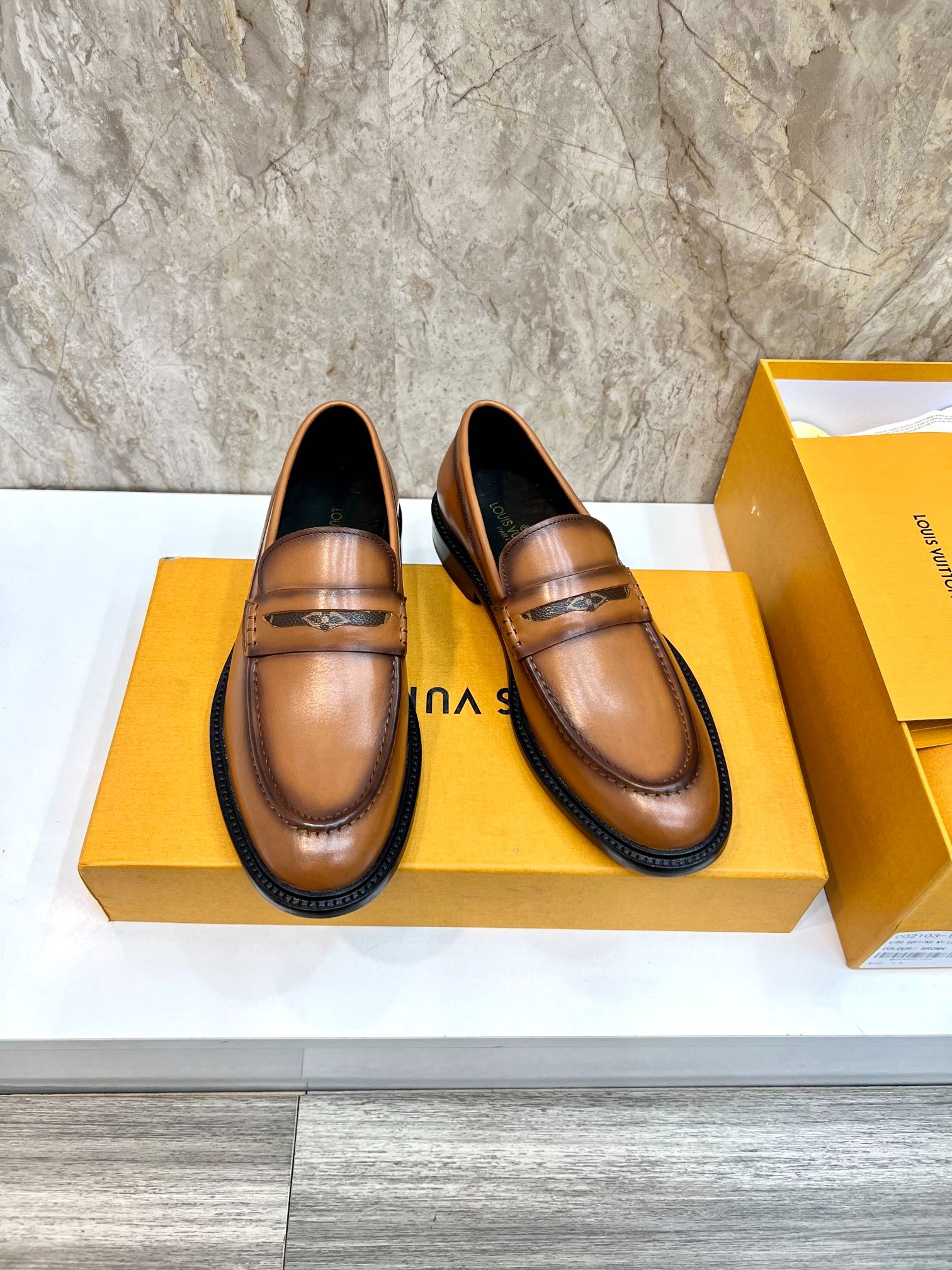 루*비통 벤돔 플렉스 남성 로퍼