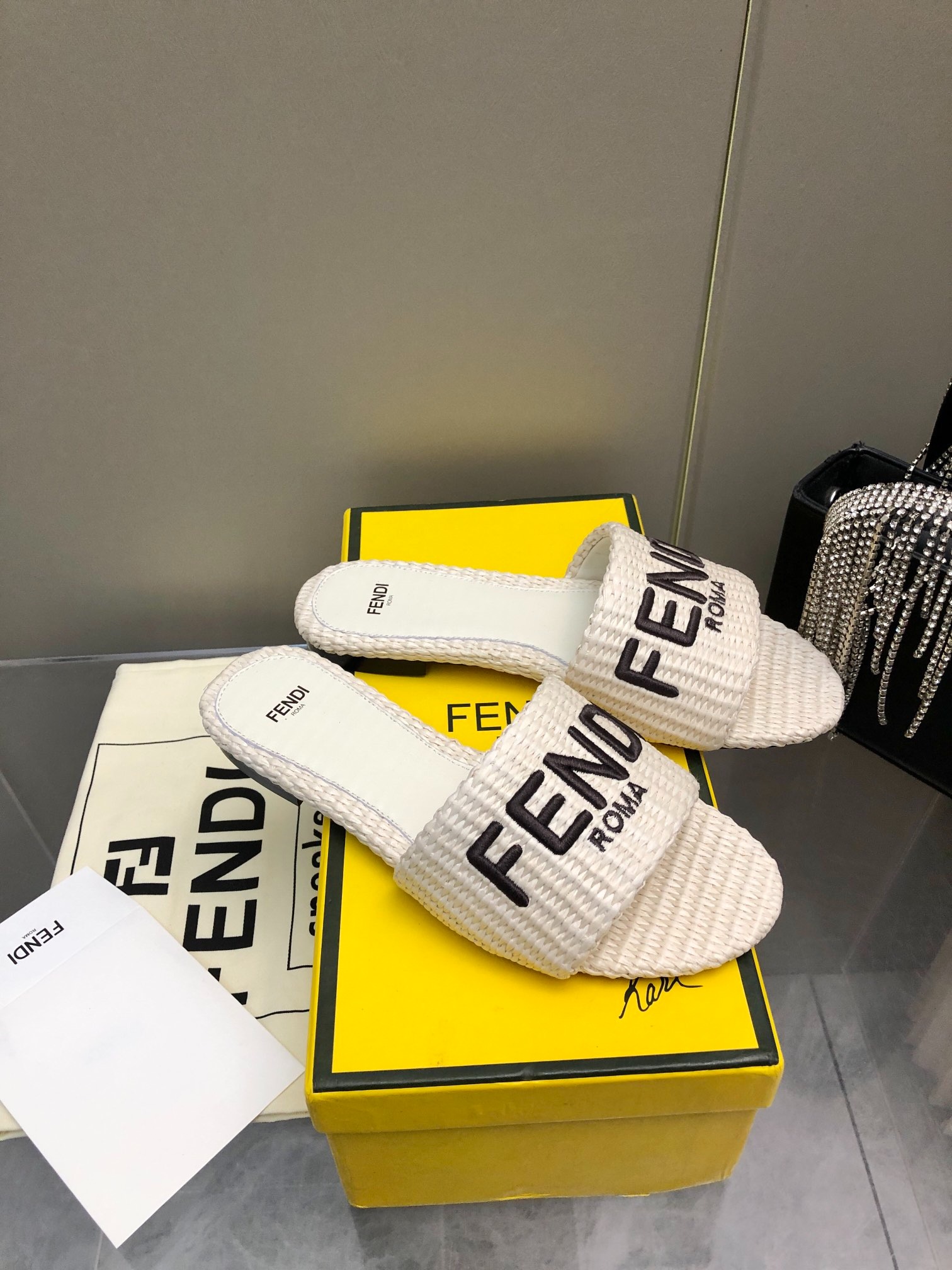 펜* 25 봄여름 신상 자수 슬리퍼