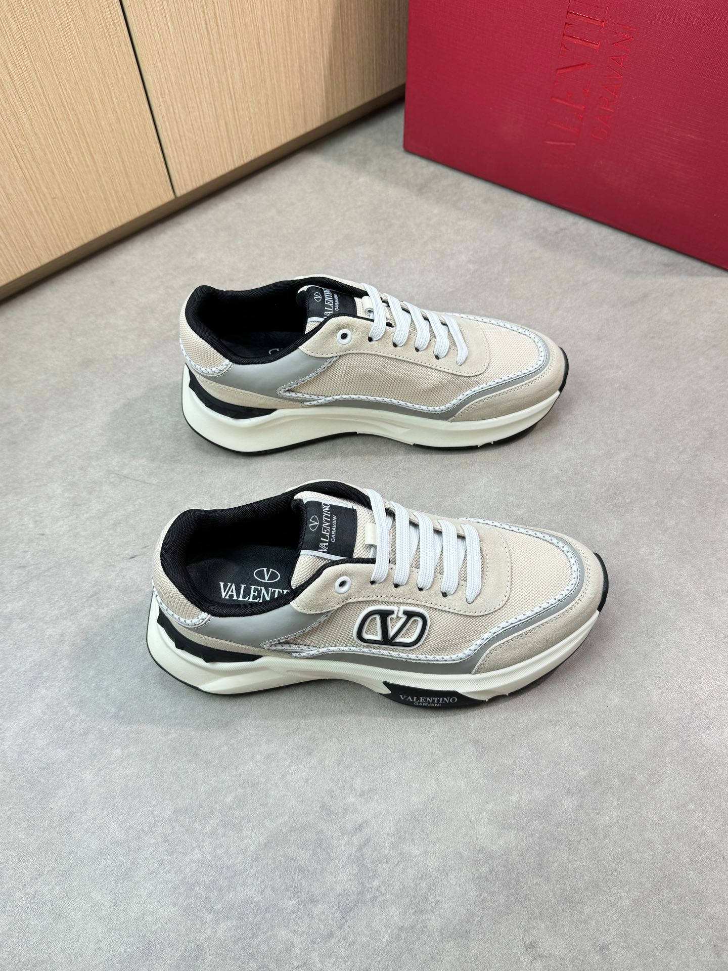 발*티노 신상 스니커즈