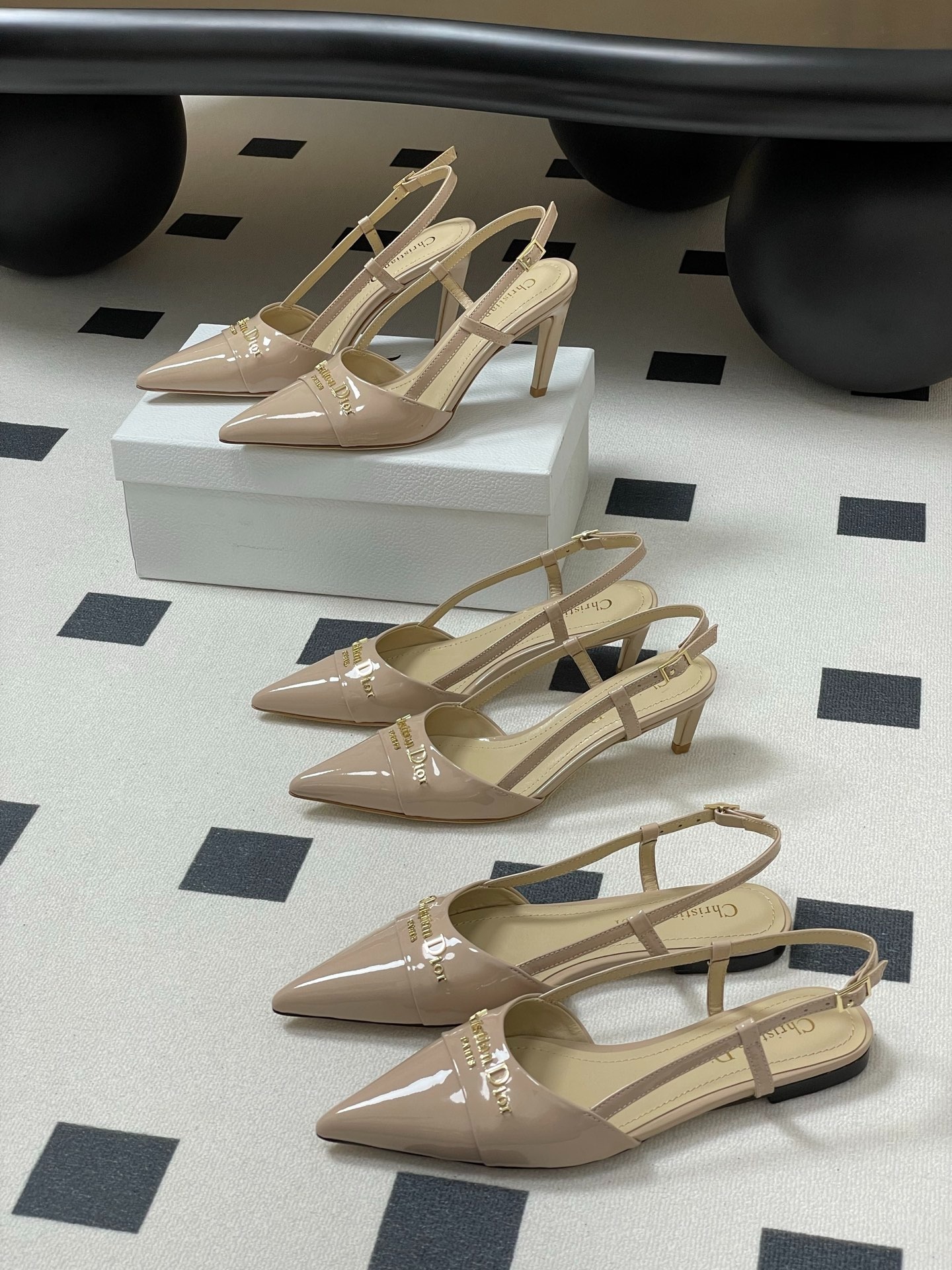 디* 골드 레터링 스틸레토 펌프스 힐