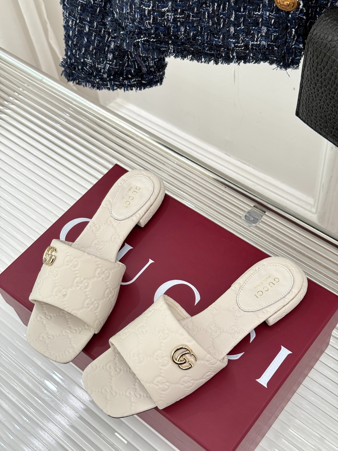 구* 클래식 엠보 플랫 샌들