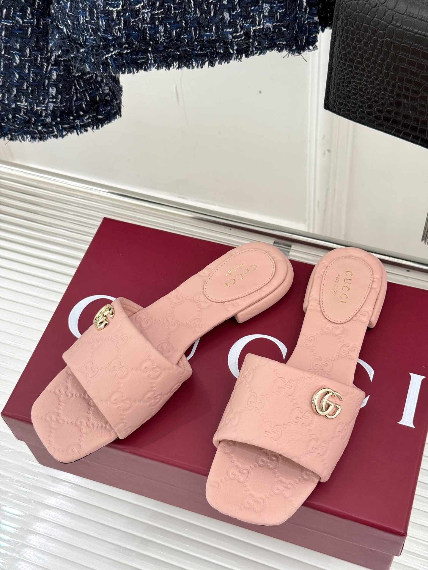 구* 클래식 엠보 플랫 샌들