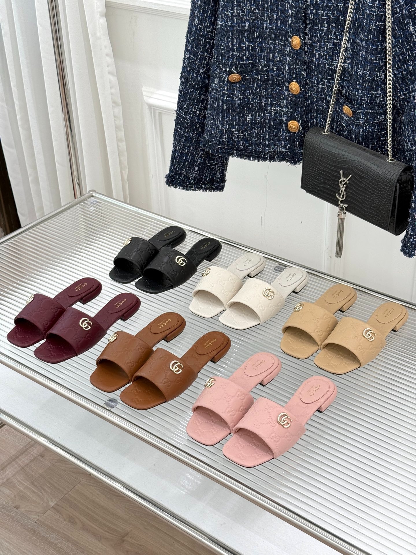 구* 클래식 엠보 플랫 샌들