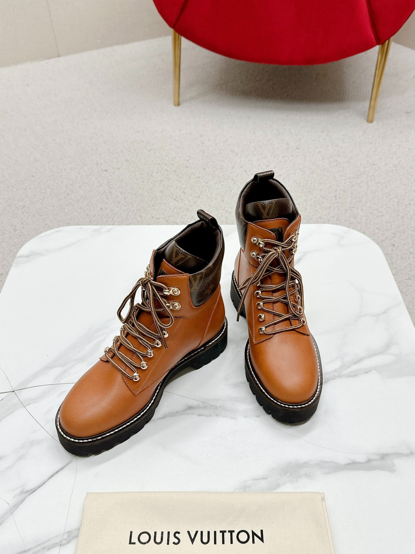 루*비통 신상 앵클 워커 스트랩 부츠