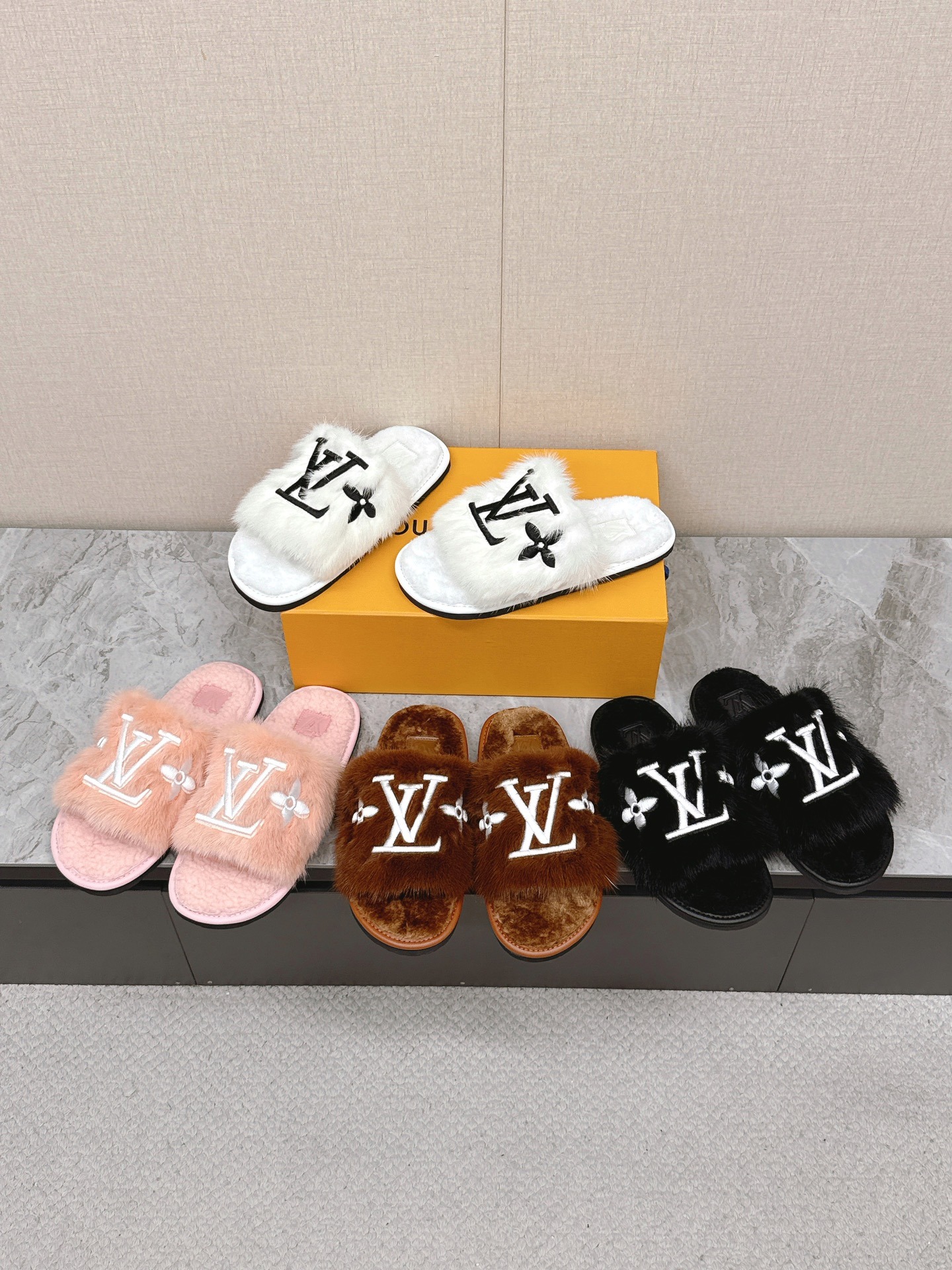 루*비통 신상 털 슬리퍼