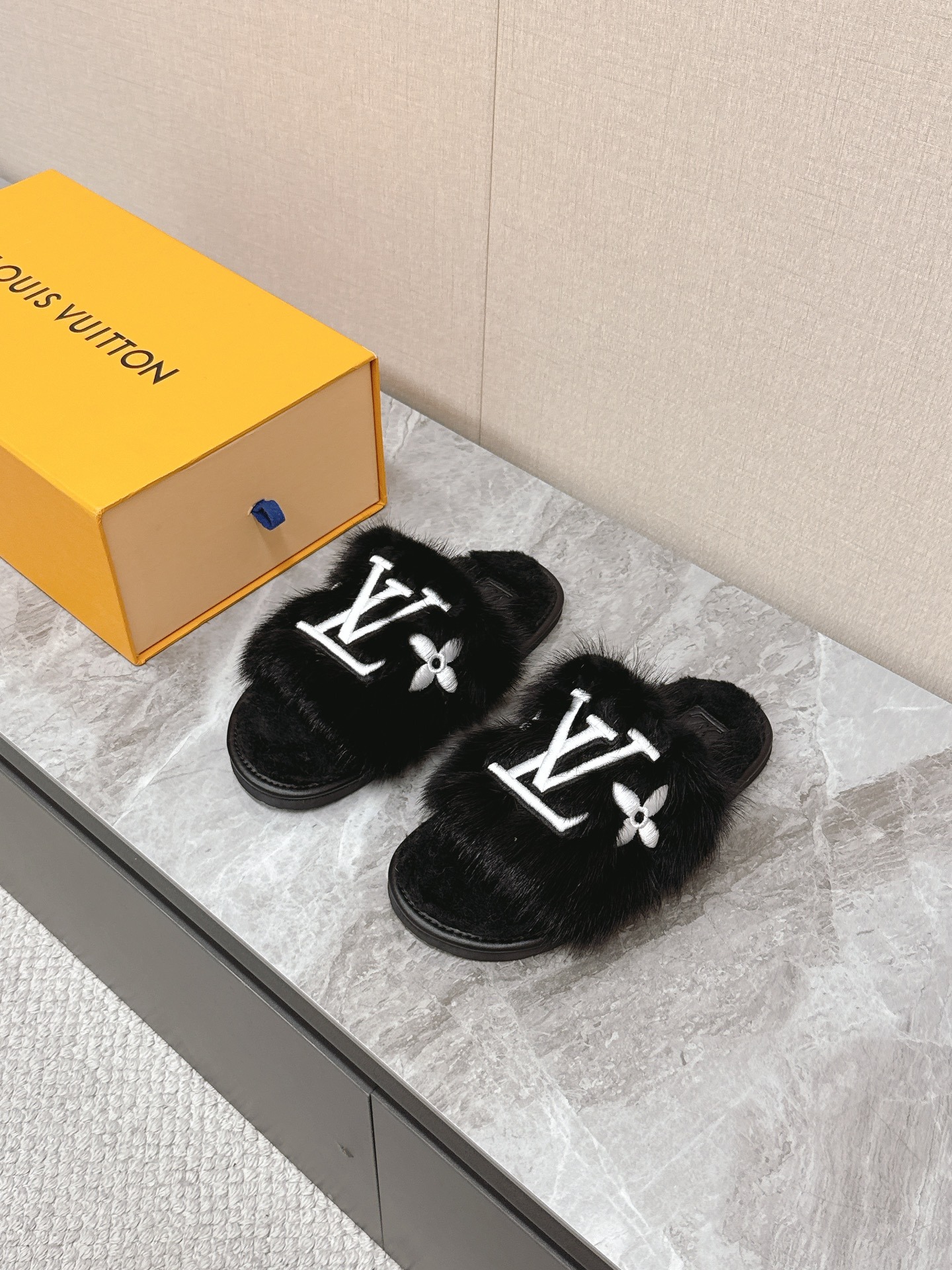루*비통 신상 털 슬리퍼