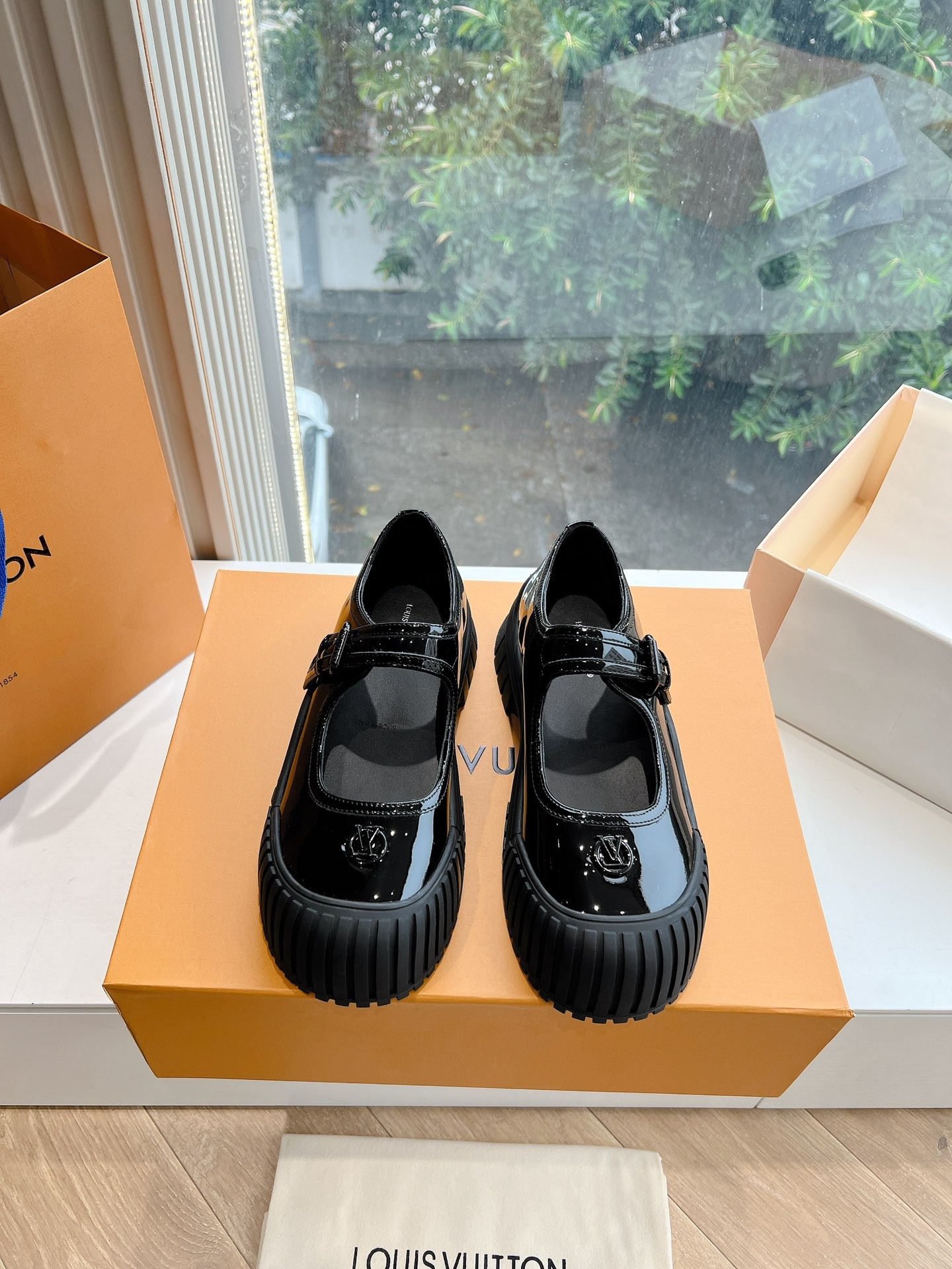 루*비통 클래식 로얄 통굽 샌들