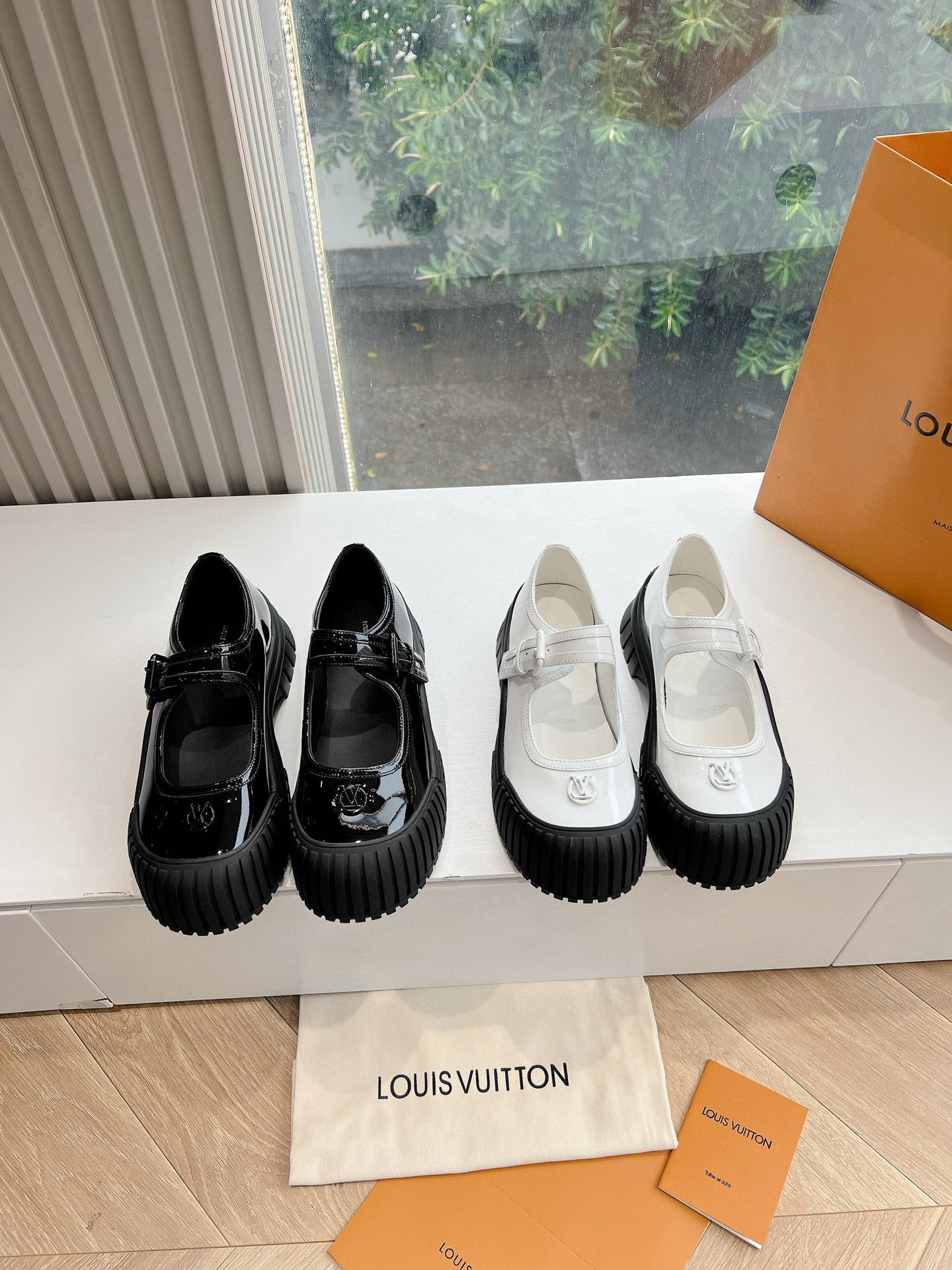 루*비통 클래식 로얄 통굽 샌들