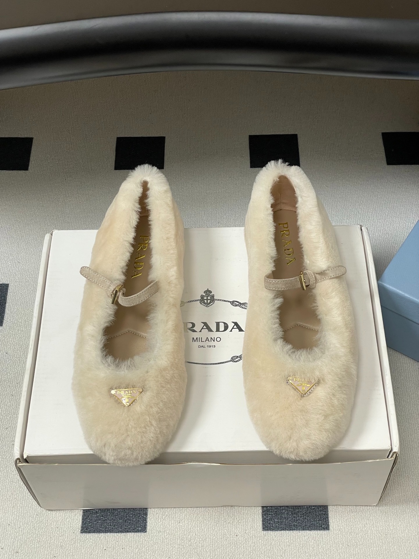 프*다 25S 신상 울 발레 플랫 퍼 메리제인 플랫