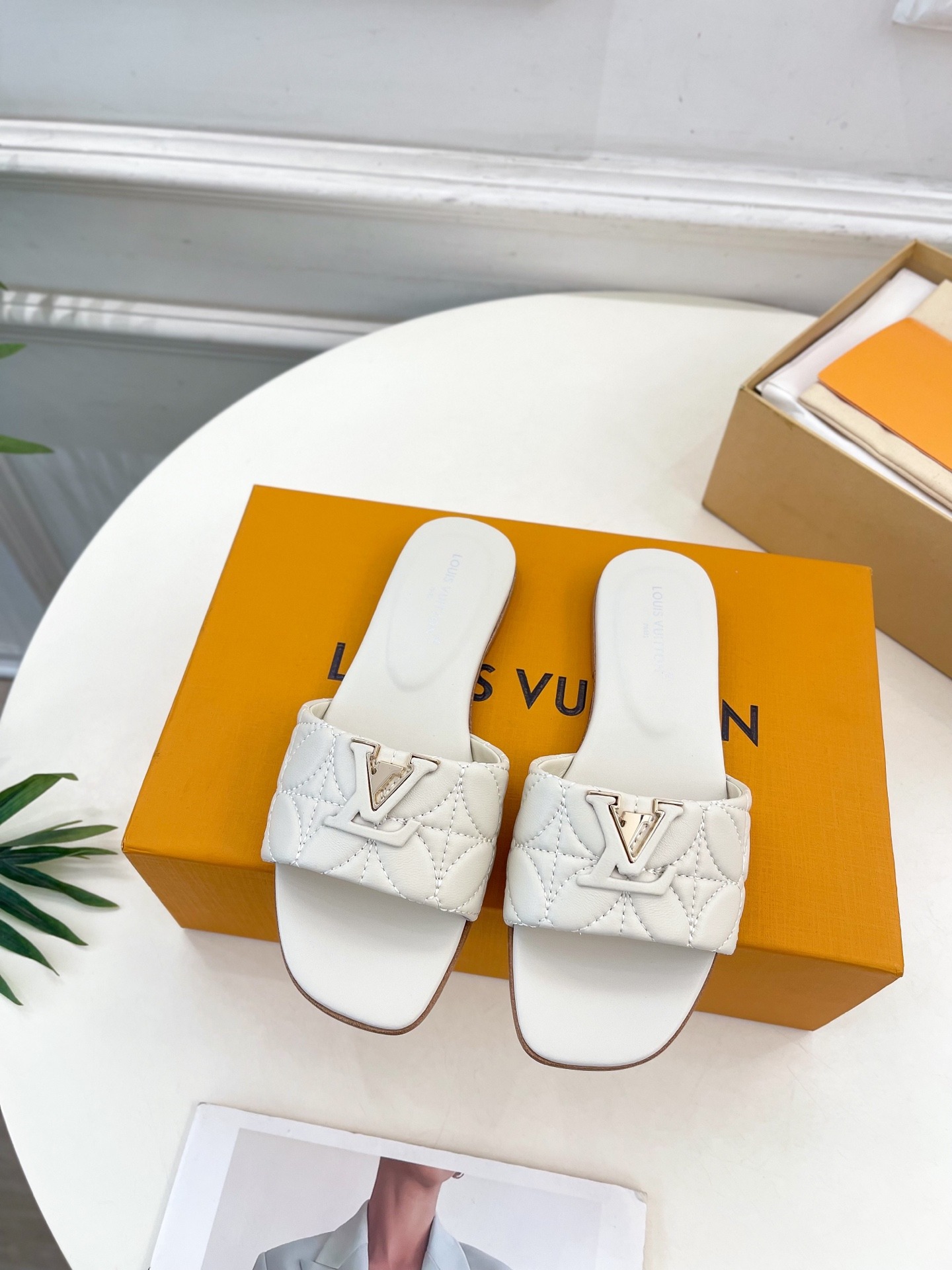 루*비통 25 뉴 프리미엄 레터링 슬리퍼