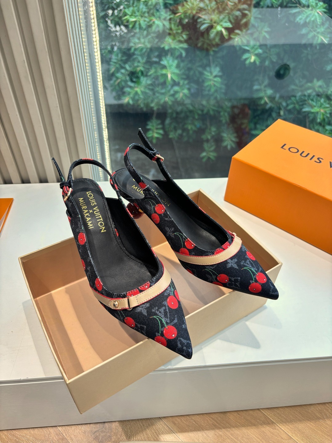 루*비통 x 무*카미 신상 단화 샌들