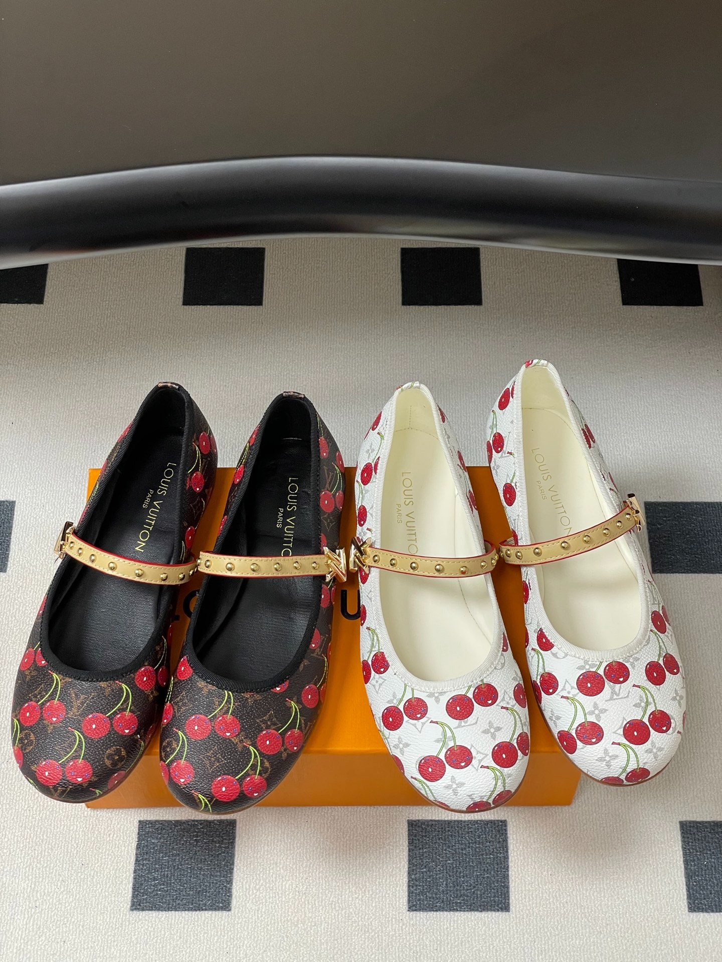 루*비통 25Ss 봄신상 × 무*카미 로미 플랫슈즈