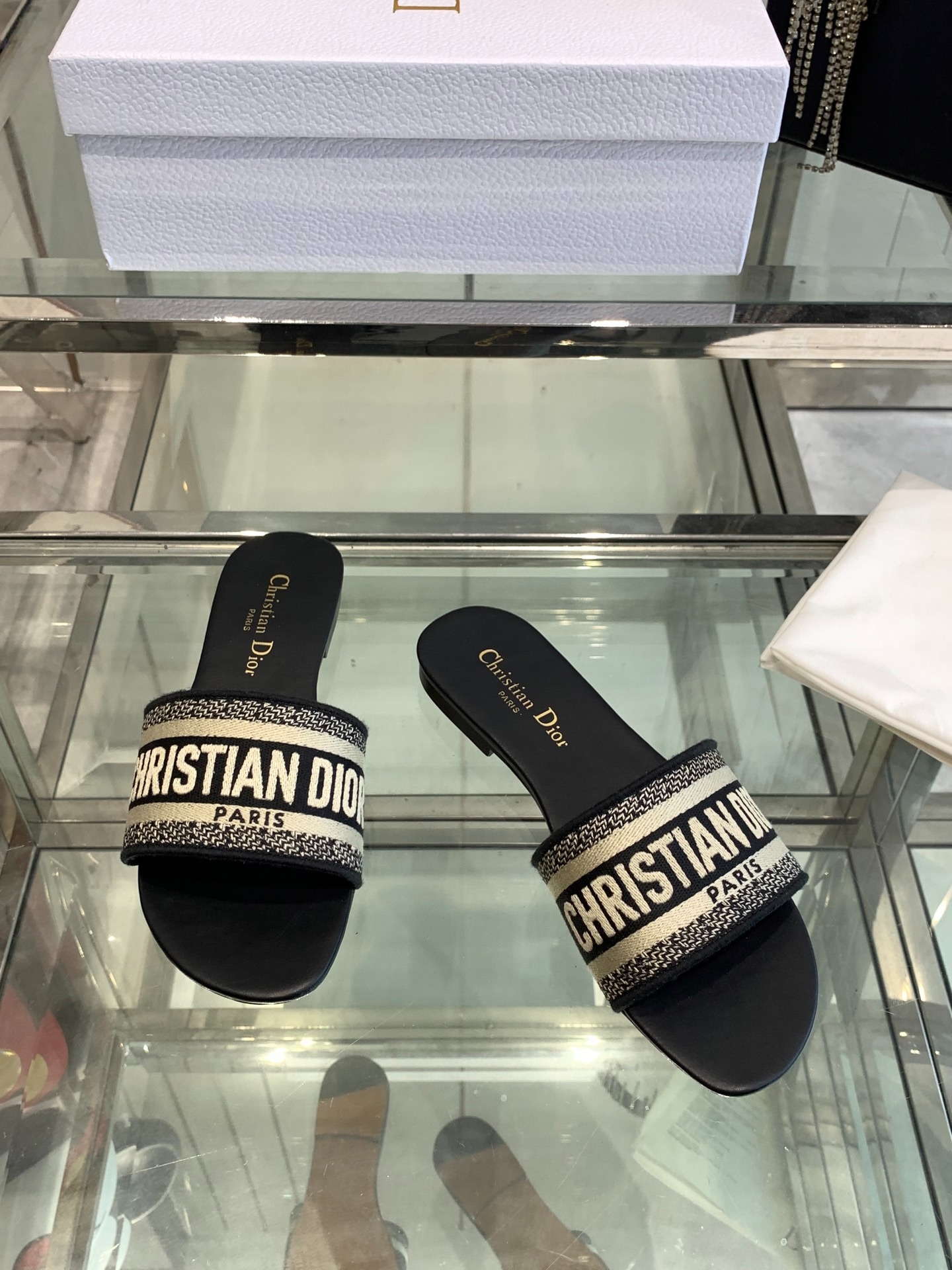 디* 자수 레터링 슬리퍼