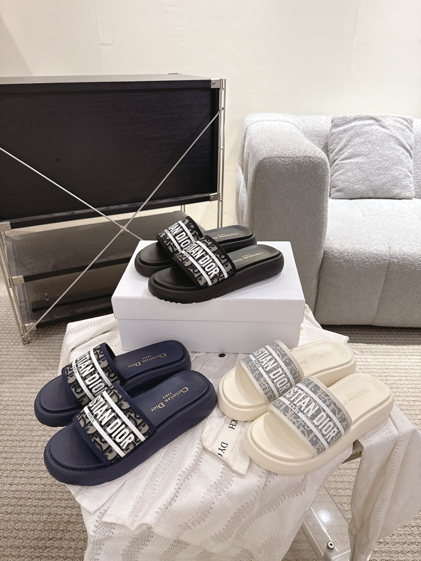 디* 25SS 봄여름 신상 입체 레터링 슬리퍼