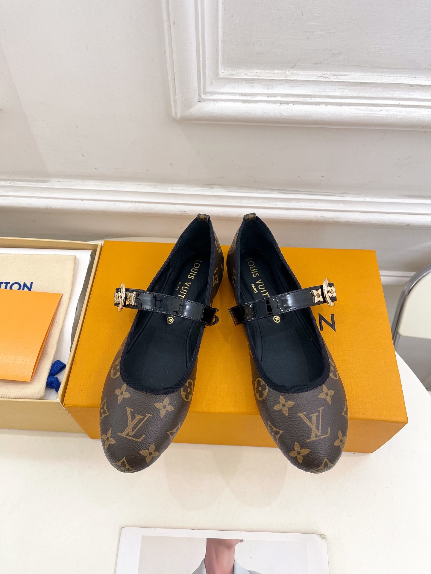 루*비통 25 뉴 무*카미 타카시 콜라보 발레화