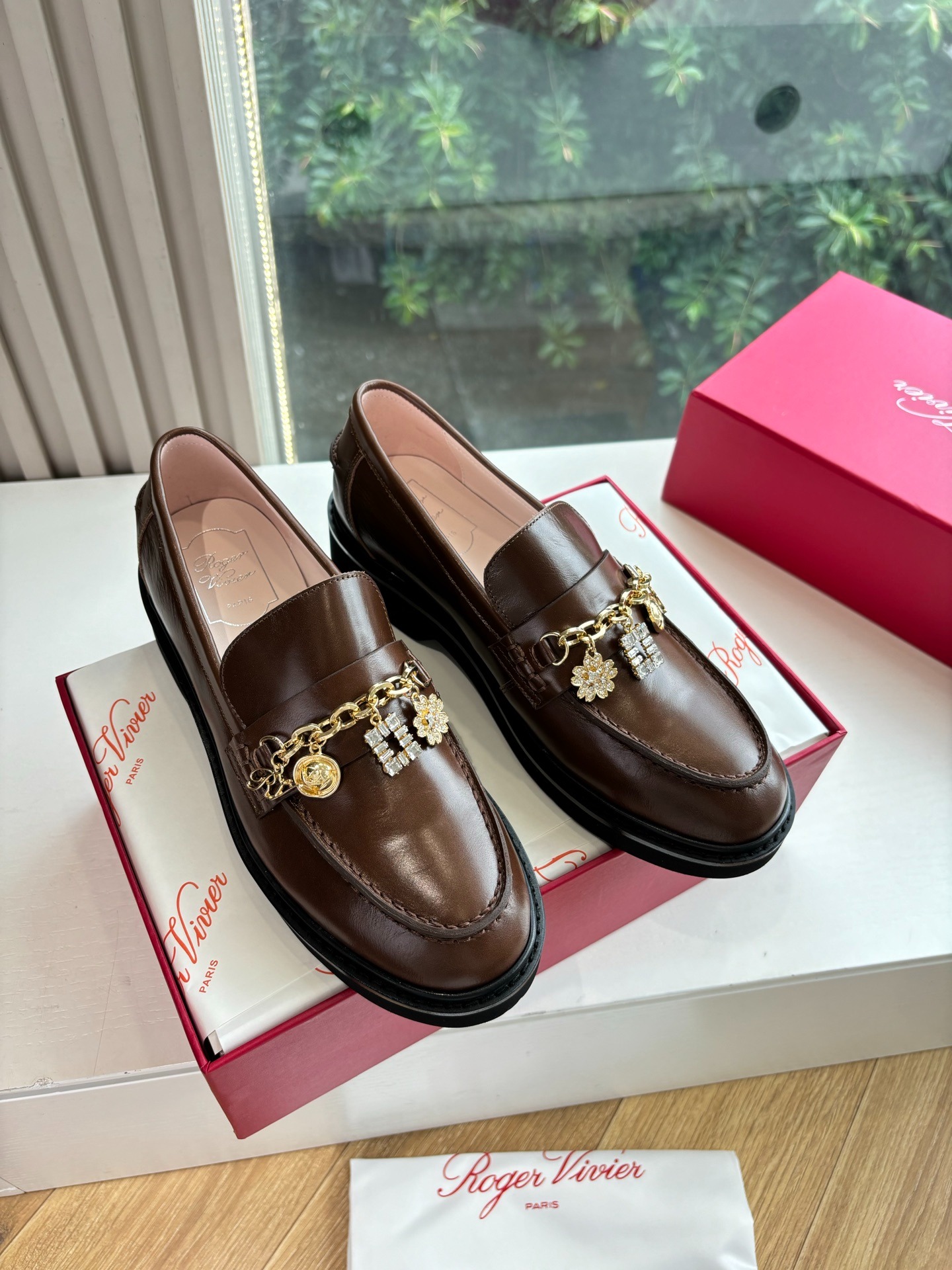 로*비비에 25ss 신상 큐빅 체인 로퍼