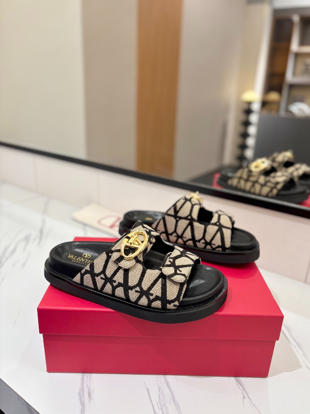 발*티노 2025ss 신상 슬리퍼