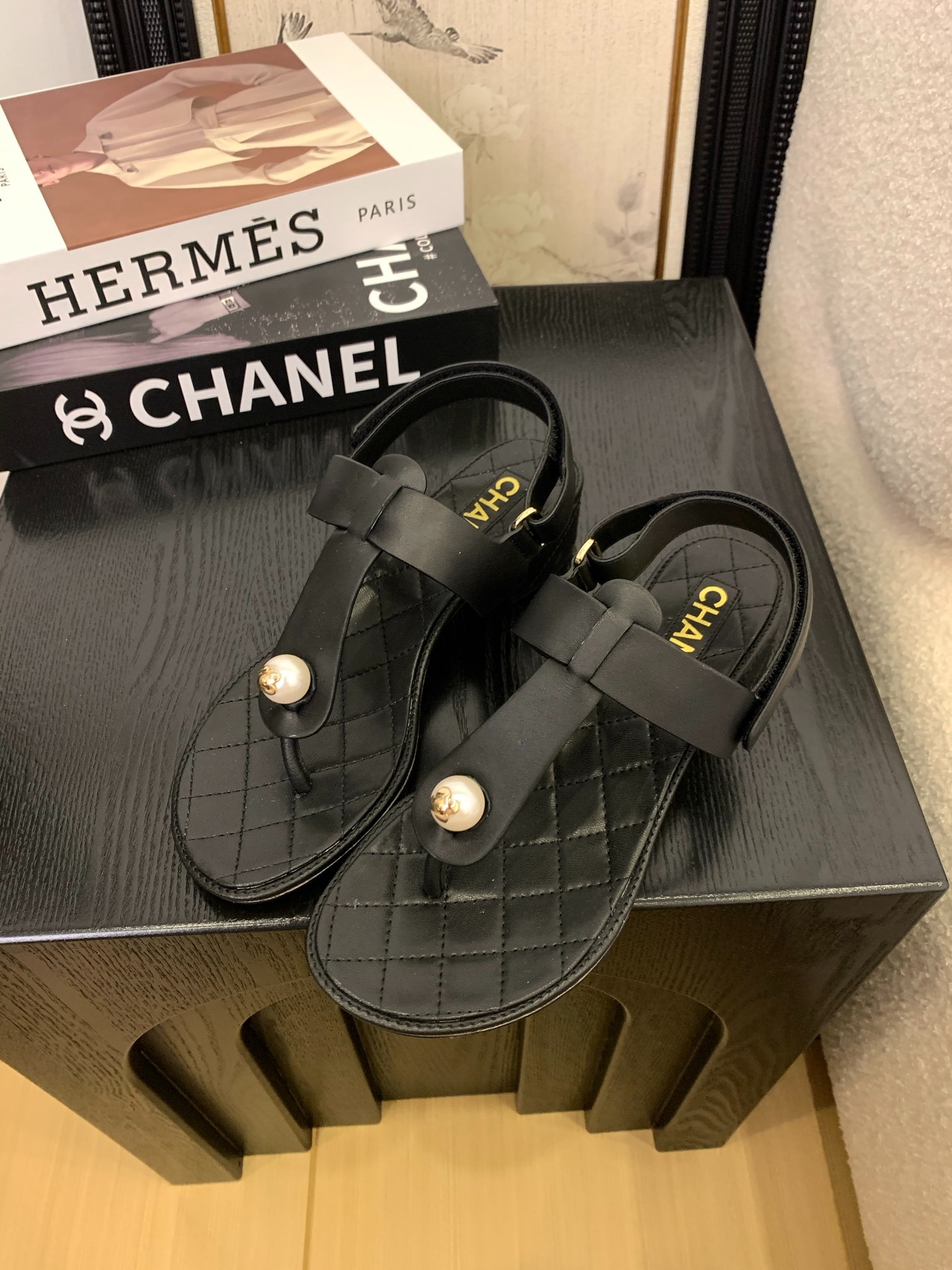 샤* 2025 봄여름 최신 진주 버클 클래식 조리 샌들