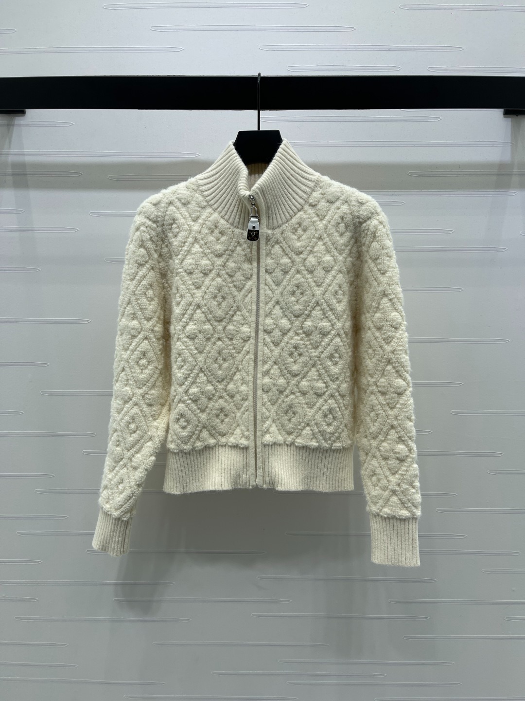 루*비통 25년 신상 퀼팅 니트 카디건