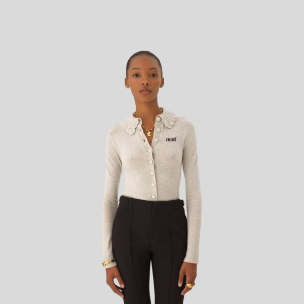끌로에 울 니트 피티드 로고 가디건