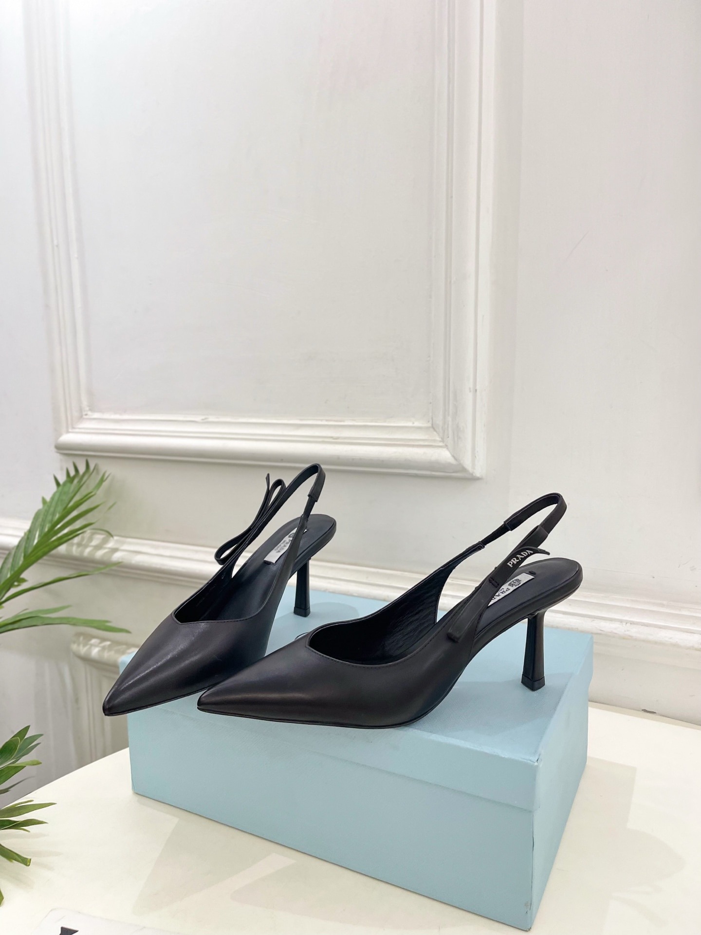 프*다 신상 스틸레토 통굽 샌들